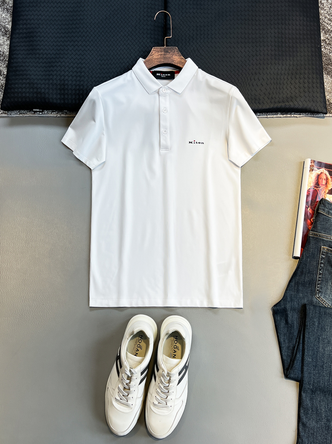 NO:476679,KITON25SS spring and summer new double-sided mercerated cotton lapel short Tee, men's three-dimensional offset logo, fashionable casual short-sleeved Polo shirt!  Trading companies have sparse channels and are on sale on the leading official website!  A must-have item for summer specially designed for you who pursue a quality life. Wear it to show your calmness and confidence in every move!  This Polo shirt uses customized double-sided mercerized cotton cloth for customer. The fabric has been processed with special craftsmanship. Not only can you feel extremely comfortable and silky when worn close to the body, but it also has excellent breathability and sweat resistance!  Even in the hot summer, it can effectively discharge sweat quickly, keep the skin dry and comfortable, allowing you to enjoy the pleasure of a cool summer while enjoying fashion!  The detailed design should not be underestimated. The exquisite three-dimensional offset logo on the chest is vividly displayed on the clothes. This is not only a symbol of brand identity, but also highlights the wearer's noble and luxurious taste and status!  The casual straight-tube style design cleverly embellishes the body. Whether it is tall and strong men or friends with slightly round figures, they can show their most confident and handsome side under the wrapping of this Polo shirt!  Black/white, two colors into it!  Size 48-56 Size 48 shoulder width 41cm-bust 96cm-length 69cm Size 50 shoulder width 42cm-bust 100cm-length 71cm Size 52 shoulder width 43cm-bust 104cm-length 72cm Size 54 shoulder width 45cm-bust 108cm-length 75cm Size 56 shoulder width 47cm-bust 112cm-length 77cm Size recommended (standard version) Height 174-140 catties, try on size 52 suitable!  A boy can choose 48 digits within 126 catties, 50 digits for 126-138 catties, 52 digits for 138-150 catties, 54 digits for 150-163 catties, and 56 digits for 163-176 catties!  ,T-shirt,alexander wang19860909KITON25SS春夏新款双面丝光棉布翻领短Tee,男士立体胶印标识时尚休闲短袖Polo衫！贸易公司渠道稀出,领先官网发售！一款专为追求品质生活的您精心打造的夏日必备单品,穿上它让您在举手投足间,尽显从容与自信！ 这款Polo衫选用了客供定制双面丝光棉布,面料经过特殊工艺处理,不仅贴身穿着时能感受到无比的舒爽与丝滑,更拥有着卓越的透气性与排汗性能！即便是炎炎夏日,它也能有效地将汗水迅速排出,保持肌肤的干爽与舒适,让您在享受时尚的同时,也能体验到清凉一夏的愉悦！在细节设计上同样不容小觑,胸前位置精致立体的胶印标识跃然衣上,这不仅是对品牌身份的象征,更是凸显了穿着者高贵奢华的品味与地位！休闲直筒的版型设计,它巧妙地修饰了身形,无论是挺拔健硕的男士,还是身形略显圆润的朋友,都能在这款Polo衫的包裹下,展现出最为自信与帅气的一面！黑色/白色,两色入！尺码48-56 48码肩宽41cm-胸围96cm-衣长69cm 50码肩宽42cm-胸围100cm-衣长71cm 52码肩宽43cm-胸围104cm-衣长72cm 54码肩宽45cm-胸围108cm-衣长75cm 56码肩宽47cm-胸围112cm-衣长77cm 尺码推荐（标准版型） 身高174-140斤,试穿52码合适！ 男生体重126斤以内选择48码,126-138斤选择50码,138-150斤选择52码,150-163斤选择54码,163-176斤选择56码！,,T-shirt,alexander wang,Men's clothing