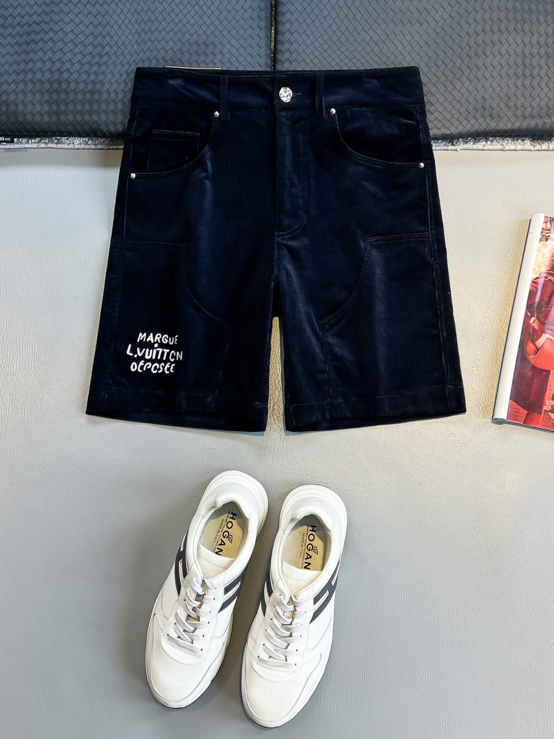 NO:476721,2025/Hot-selling original custom-made L-home pit-striped corduroy patch flat-waist casual shorts are made of imported fabrics, ordered and dyed, and the upper body is full of high-end feeling. This fabric is very comfortable to wear, and will not have a hard feeling. The pattern will be very delicate. It is a very good fabric. The upper body effect is satisfactory. Of course, the cost is relatively higher. After all, the materials used for the fabric are different. - Combining texture with practical wear The cloth surface is soft and the feel is very smooth, which has become the favorite choice for everyone. Four colors are available. Number M-3XL,,louis vuitton, shorts, alexander wang198609092025/爆款现货 原版订制L家 坑条洗水灯芯绒贴布平腰休闲短裤 采用进口面料,订染色,上身满满的高级感,这种面料穿起来非常舒适,不会有硬邦邦的感觉,而且纹路会非常细腻,是非常好的面料,上身效果令人感到满意 当然成本相对来说也比较高一些,毕竟面料所选用的材质是不一样,-将质感与实穿结合 布面光泽柔和,手感也非常细滑,成为众人最爱的选择 四色可选 码数M-3XL,,louis vuitton,shorts,alexander wang,Men's clothing