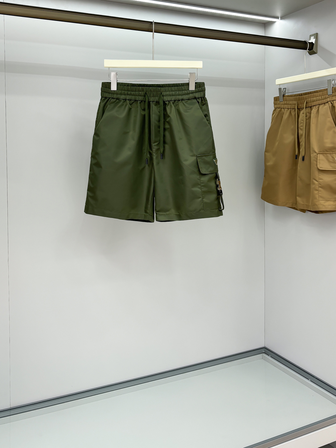 NO:134693,High-quality hardware and layout fabric PRA woven pockets Triangle logo classic logoLOGO 2025SS new shorts, customized fabric. Customized trouser rope hardware has a strong texture, smoothness, comfortable and breathable upper body, fashionable and casual outfit Color: Four colors Number of codes: M-3XL, prada, shorts, alexander wang19860909高品质 对版五金对版面料 PRA梭织口袋 三角标经典logoLOGO 2025SS新款短裤,定制面料.定制裤绳五金质感强,顺滑,上身舒适透气,时尚休闲穿搭  颜色: 四色 码数:M-3XL,,prada,shorts,alexander wang,Men's clothing