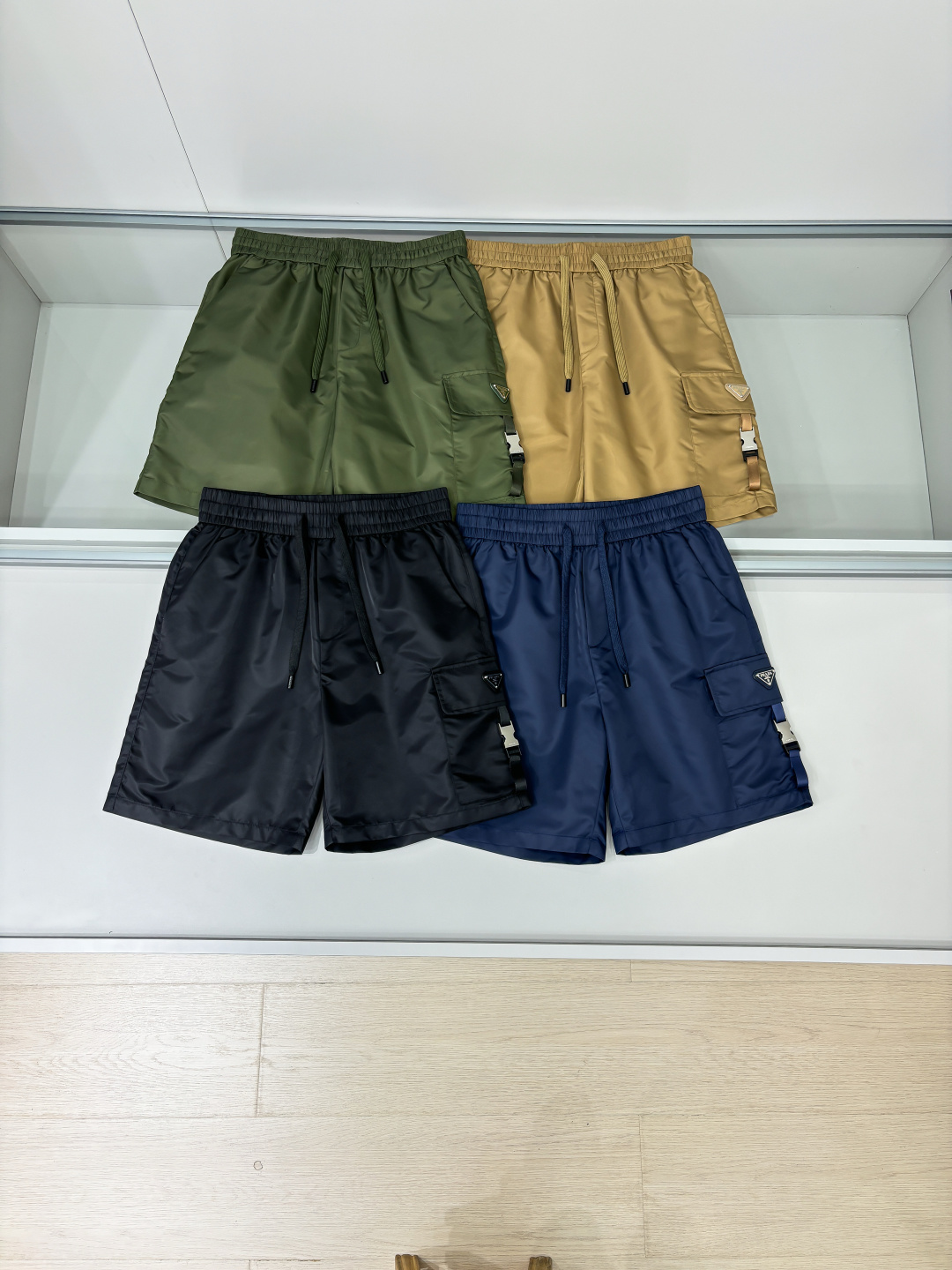 NO:134694,Photo details High quality Hardware and layout fabric PRA woven pockets Triangle logo classic logoLOGO 2025SS new shorts, customized fabric. Customized trouser rope hardware has a strong texture, smoothness, comfortable and breathable upper body, fashionable and casual outfit Color: Four colors Number of codes: M-3XL, prada, shorts, alexander wang19860909合照细节 高品质 对版五金对版面料 PRA梭织口袋 三角标经典logoLOGO 2025SS新款短裤,定制面料.定制裤绳五金质感强,顺滑,上身舒适透气,时尚休闲穿搭  颜色: 四色 码数:M-3XL,,prada,shorts,alexander wang,Men's clothing