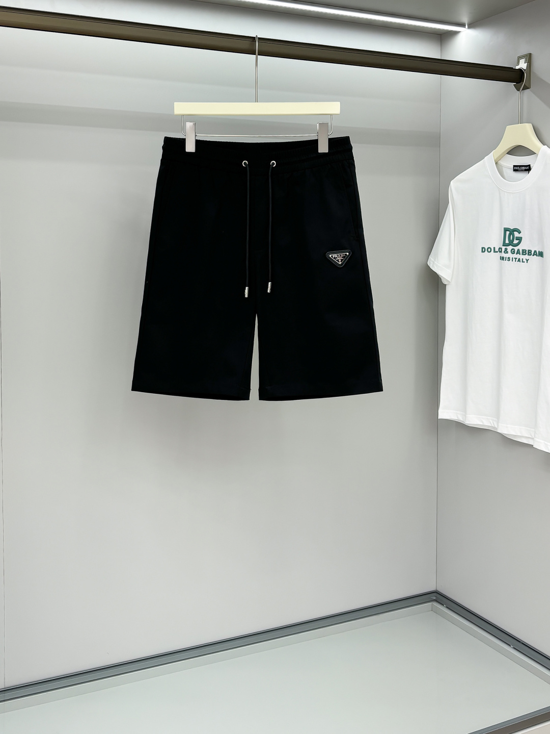 NO:134690,The latest casual shorts in 2025, customized fabric ~ the brand logo letter logo embellishment in the back pocket!  The style is simple and not loses its class. It is breathable and comfortable, with impeccable details. The brand element design concept reflects high quality. It feels delicate and soft!  It is casually cut, with a great upper body style!  Code number M-3XL, shorts, alexander wang198609092025最新款休闲短裤,定制面料 ～后兜处品牌标识字母logo点缀！款式简单又不失档次.透气舒适度高,细节无可挑剔,品牌元素设计理念,体现高品质.手感细腻柔软！呈现休闲裁剪,上身版型超赞！码数M-3XL,,shorts,alexander wang,Men's clothing