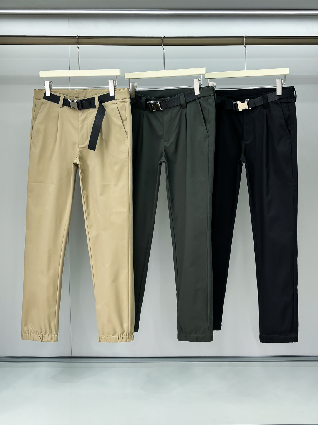 NO:134685,Photo details 25SS spring and summer thin cotton blended metal buckle belt casual pants, men's back pocket red rubber nameplate classic villain embroidery fashionable casual pants!  Trading companies have sparse channels and are on sale on the leading official website!  The latest order configuration at the counter, the details in all aspects are excellent and perfect, and the men's must-have trousers are boutique!  This trouser is selected for imported high-end twill blended fabric. The fabric has good wrinkle resistance and clarity, a silky and soft touch, and excellent breathable and sweat-free properties. It is comfortable and pleasant on the upper body and has an excellent skin-friendly feeling!  The eye-catching red rubber nameplate in the back pocket and the classic embroidery embroidery at the pocket mouth, which is simple and fashionable, and its luxurious recognition is self-evident!  The bright silver metal buckle adjustment belt, the front is symmetrical pleated, and the elastic elastic trouser legs are designed. The designer uses multiple details to enhance the overall fashion sense. With the smooth straight-fitting cut, it can be easily used for various imperfect leg shapes, business and casual styles. It is the first choice for all men's commuting pants!  29-38 (No 35) Model number CE053 29 size waist circumference 74cm - hip circumference 90cm - front 26cm - thigh circumference 56cm - trouser length 97cm - trouser legs 29cm 30 size waist circumference 76cm - hip circumference 92cm - front 26cm - thigh circumference 57cm - trouser length 97cm - trouser legs 29cm 31 size waist circumference 80cm - hip circumference 94cm - front 26cm - thigh circumference 58cm - trouser legs 29cm 32 size waist circumference 82cm - hip circumference 96cm - front 27cm - thigh circumference 59cm - trouser legs 98cm - trouser legs 30cm  33 size waist 84cm-hip circumference 99cm-front gear 27cm-thigh circumference 60cm-trouser length 99cm-trouser legs 30cm 34 size waist 86cm-thigh circumference 102cm-front gear 28cm-thigh circumference 62cm-trouser length 99cm-trouser legs 30cm 36 size waist 89cm-thigh circumference 105cm-front gear 28cm-thigh circumference 64cm-trouser length 100cm-trouser legs 31cm 38 size waist 92cm-thigh circumference 108cm-front gear 28cm-thigh circumference 66cm-trouser length 100cm-trouser legs 31cm Size recommended (standard version) Height 174-140 catties, try on size 31 suitable!  A boy weighs 29 digits within 125 catties, 30 digits for 125-133 catties, 31 digits for 133-141 catties, 32 digits for 141-149 catties, 33 digits for 149-158 kg, 33 digits for 158-168 catties, 34 digits for 168-178 kg, 36 digits for 178-188 kg, 38 digits for 178-188 catties, 38 pounds for 149-158 kg, 33 digits for 158-168 catties, 34 digits for 158-168 kg, 36 digits for 168-178 catties, 38 digits for 178-188 kg, ,alexander wang19860909合照细节 25SS春夏款轻薄棉质混纺金属插扣腰带休闲裤,男士后兜红色橡胶铭牌经典小人刺绣时尚休闲长裤！贸易公司渠道稀出,领先官网发售！柜台最新订单配置,各方面细节感出色完美,男士必入款裤装精品！ 此款裤装甄选客供进口高端斜纹混纺面料制成,面料抗皱挺括性好,丝滑柔软的触感,以及出色的透气排汗性,上身舒爽宜人,亲肤感极佳！后兜处醒目的红色橡胶铭牌和袋口处经典小人图案刺绣点缀,简洁中又透露着时髦气息,其奢华辨识度更是不言而喻！亮银色金属插扣调节腰带,前幅做对称褶皱处理,以及弹力松紧裤脚设计,设计师用多重细节提升整体时尚感,再搭配上行云流水的直筒版型剪裁,可以修饰各种不完美的腿型,商务休闲等各种风格都能轻松驾驭,各位男士通勤裤装的首选单品！29-38（无35） 款号CE053 29码腰围74cm-臀围90cm-前档26cm-大腿围56cm-裤长97cm-裤脚29cm 30码腰围76cm-臀围92cm-前档26cm-大腿围57cm-裤长97cm-裤脚29cm 31码腰围80cm-臀围94cm-前档26cm-大腿围58cm-裤长98cm-裤脚29cm 32码腰围82cm-臀围96cm-前档27cm-大腿围59cm-裤长98cm-裤脚30cm 33码腰围84cm-臀围99cm-前档27cm-大腿围60cm-裤长99cm-裤脚30cm 34码腰围86cm-臀围102cm-前档28cm-大腿围62cm-裤长99cm-裤脚30cm 36码腰围89cm-臀围105cm-前档28cm-大腿围64cm-裤长100cm-裤脚31cm 38码腰围92cm-臀围108cm-前档28cm-大腿围66cm-裤长100cm-裤脚31cm 尺码推荐（标准版型） 身高174-140斤,试穿31码合适！ 男生体重125斤以内选择29码,125-133斤选择30码,133-141斤选择31码,141-149斤选择32码,149-158斤选择33码,158-168斤选择34码,168-178斤选择36码,178-188斤选择38码,,alexander wang,Men's clothing