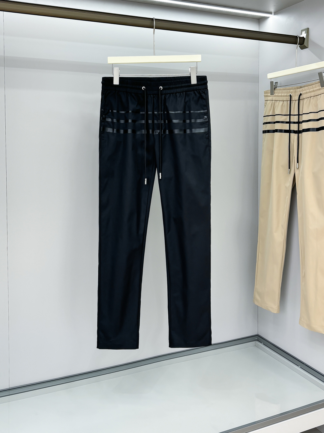 NO:134684,Prada, men's casual pants, the latest upper body style is invincible!  This pants are very versatile, elastic waist, and can be worn for daily work. They are a perfect combination of fashionable and casual and outdoor sports, so whether you wear them normally or outdoors, they are your best choice. Extreme comfort and quick sweating are the most popular key points, improving the comfort of wearing and suitable for aerobics and trail running conditions. This style is a jogging casual pants with an extremely wide range of applications, allowing you to naturally maintain a love for sports in summer, or you can wear them in casual life. Size m-3XL, prada, alexander wang19860909Prada、男士休闲裤 最新上身版型无敌正！ 绝对可以闭眼收的一款 此款裤子非常百搭,弹力腰围,日常上班 户外运动都可以穿着,是时尚休闲与户外运动的完美结合,所以无论您平时穿或者户外穿都是您的最佳选择. 极致舒适和快速排汗是备受青睐的重点,提升穿着舒适度,适合有氧运动和越野跑条件下穿着,此款是一件适用范围极其广泛的跑步休闲裤,让你在夏天自然可以保持对运动热爱,也可以在休闲生活中穿着 尺码m-3XL,,prada,alexander wang,Men's clothing