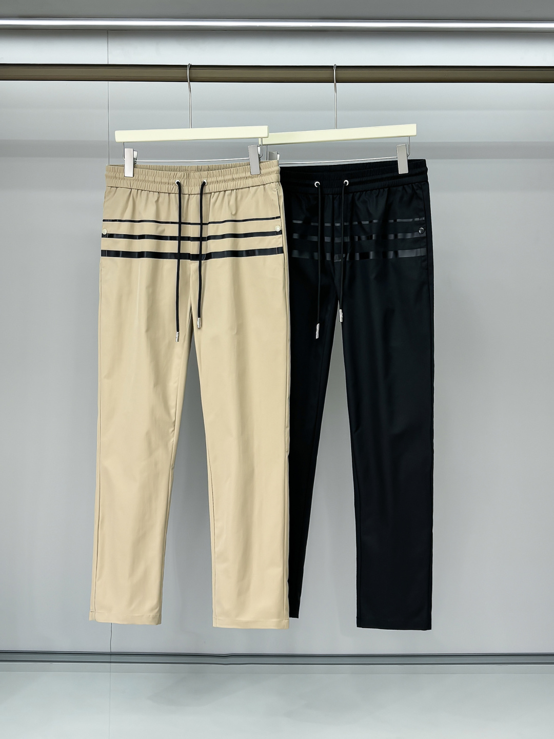 NO:134687,Photo details Prada, men's casual pants The latest upper body style is invincible!  This pants are very versatile, elastic waist, and can be worn for daily work. They are a perfect combination of fashionable and casual and outdoor sports, so whether you wear them normally or outdoors, they are your best choice. Extreme comfort and quick sweating are the most popular key points, improving the comfort of wearing and suitable for aerobics and trail running conditions. This style is a jogging casual pants with an extremely wide range of applications, allowing you to naturally maintain a love for sports in summer, or you can wear them in casual life. Size m-3XL, prada, alexander wang19860909合照细节 Prada、男士休闲裤 最新上身版型无敌正！ 绝对可以闭眼收的一款 此款裤子非常百搭,弹力腰围,日常上班 户外运动都可以穿着,是时尚休闲与户外运动的完美结合,所以无论您平时穿或者户外穿都是您的最佳选择. 极致舒适和快速排汗是备受青睐的重点,提升穿着舒适度,适合有氧运动和越野跑条件下穿着,此款是一件适用范围极其广泛的跑步休闲裤,让你在夏天自然可以保持对运动热爱,也可以在休闲生活中穿着 尺码m-3XL,,prada,alexander wang,Men's clothing