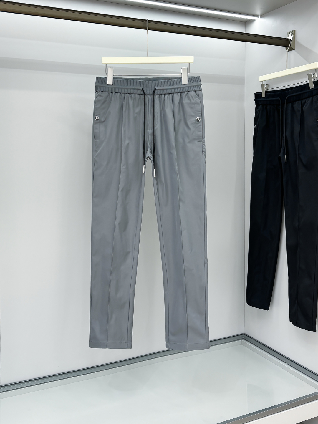 NO:134688,EZ25SS spring and summer new technology fiber blended thin drawstring casual pants, men's ZZ snap-button insert bag three-dimensional mid-stitch fashion casual pants!  Trading companies have sparse channels and are on sale on the leading official website!  A heavyweight item that pursues coexistence of comfort and fashion, and a casual and versatile pants that cannot be missed!  These pants are made of customer-supplied fiber-blend twill fabric, with a silky texture and lightweight texture, breathable and comfortable. No matter where you are, you can feel its caring care!  The details show the quality. The front ZZ snap button double-socket pocket is convenient and practical. The iconic ZZ badge embroidery of the back pocket echoes the front and highlights the identity symbol!  The high elastic elastic drawstring waist design makes the fit more fit and not tight, allowing you to switch between leisure and comfort!  Fashionable cutting shows off your taste, casual straight-fitting cut, mid-stitching design of trouser legs, upright and stylish, fashionable and tasteful!  No matter what kind of top you match, you can show your unique charm!  Gray/black, two colors into it!  Size M-3XL M size waist 76/80cm-hip circumference 96cm-front 30cm-thigh circumference 58cm-trouser length 101cm-trouser legs 33cm L size waist 79/83cm-thigh circumference 100cm-front 31cm-thigh circumference 60cm-trouser length 102cm-trouser legs 34cm XL size waist 82/86cm-thigh circumference 104cm-front 31cm-thigh circumference 62cm-trouser length 102cm-trouser legs 34cm XXL size waist 86/90cm-thigh circumference 108cm-front 32cm-thigh circumference 64cm-trouser length 103cm-trouser legs 35cm  3XL size waist circumference 90/94cm - hip circumference 112cm - front gear 32cm - thigh circumference 66cm - trouser length 103cm - trouser legs 35cm recommended size (standard version) Height 174-140 catties, try on size L appropriately!  A boy can choose M code within 130 catties, a L code for 130-143 catties, a XL code for 143-156 catties, a XXL code for 156-170 catties, and a 3XL code for 170-186 catties!  ,alexander wang19860909EZ25SS春夏新款科技纤维混纺轻薄抽绳休闲裤,男士ZZ按扣插袋立体中缝线时尚休闲长裤！贸易公司渠道稀出,领先官网发售！追求舒适与时尚并存的重磅单品,不容错过的休闲百搭裤装！ 这款裤子采用客供纤维混纺斜纹面料,质地丝滑且轻薄,透气舒适性一绝.无论您身处何地,都能感受到它的贴心呵护！细节之处彰显品质,前幅ZZ按扣双插口袋,方便实用,后兜标志性ZZ徽章刺绣,与前幅相互呼应,凸显身份象征！高弹力松紧抽绳裤腰设计,令着身更加贴合不紧绷,让您在休闲与舒适间自由切换！时尚裁剪尽显品位,休闲直筒版型裁剪,裤腿中缝线设计,上身立挺有型,时尚有品位！无论搭配何种上衣,都能展现您的独特魅力！灰色/黑色,两色入！尺码M-3XL M码腰围76/80cm-臀围96cm-前档30cm-大腿围58cm-裤长101cm-裤脚33cm L码腰围79/83cm-臀围100cm-前档31cm-大腿围60cm-裤长102cm-裤脚34cm XL码腰围82/86cm-臀围104cm-前档31cm-大腿围62cm-裤长102cm-裤脚34cm XXL码腰围86/90cm-臀围108cm-前档32cm-大腿围64cm-裤长103cm-裤脚35cm 3XL码腰围90/94cm-臀围112cm-前档32cm-大腿围66cm-裤长103cm-裤脚35cm 尺码推荐（标准版型） 身高174-140斤,试穿L码合适！ 男生体重130斤以内选择M码,130-143斤选择L码,143-156斤选择XL码,156-170斤选择XXL码,170-186斤选择3XL码！,,alexander wang,Men's clothing