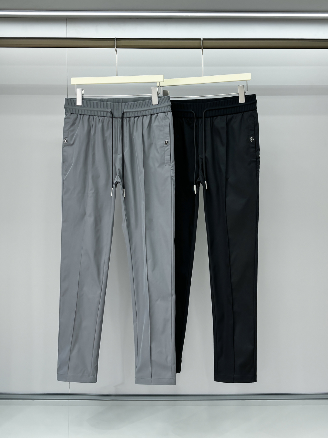 NO:134689,Photo details EZ25SS spring and summer new technology fiber blended lightweight drawstring casual pants, men's ZZ snap-button insert bag three-dimensional mid-stitch fashion casual pants!  Trading companies have sparse channels and are on sale on the leading official website!  A heavyweight item that pursues coexistence of comfort and fashion, and a casual and versatile pants that cannot be missed!  These pants are made of customer-supplied fiber-blend twill fabric, with a silky texture and lightweight texture, breathable and comfortable. No matter where you are, you can feel its caring care!  The details show the quality. The front ZZ snap button double-socket pocket is convenient and practical. The iconic ZZ badge embroidery of the back pocket echoes the front and highlights the identity symbol!  The high elastic elastic drawstring waist design makes the fit more fit and not tight, allowing you to switch between leisure and comfort!  Fashionable cutting shows off your taste, casual straight-fitting cut, mid-stitching design of trouser legs, upright and stylish, fashionable and tasteful!  No matter what kind of top you match, you can show your unique charm!  Gray/black, two colors into it!  Size M-3XL M size waist 76/80cm-hip circumference 96cm-front 30cm-thigh circumference 58cm-trouser length 101cm-trouser legs 33cm L size waist 79/83cm-thigh circumference 100cm-front 31cm-thigh circumference 60cm-trouser length 102cm-trouser legs 34cm XL size waist 82/86cm-thigh circumference 104cm-front 31cm-thigh circumference 62cm-trouser length 102cm-trouser legs 34cm XXL size waist 86/90cm-thigh circumference 108cm-front 32cm-thigh circumference 64cm-trouser length 103cm-trouser legs 35cm  3XL size waist circumference 90/94cm - hip circumference 112cm - front gear 32cm - thigh circumference 66cm - trouser length 103cm - trouser legs 35cm recommended size (standard version) Height 174-140 catties, try on size L appropriately!  A boy can choose M code within 130 catties, a L code for 130-143 catties, a XL code for 143-156 catties, a XXL code for 156-170 catties, and a 3XL code for 170-186 catties!  ,alexander wang19860909合照细节 EZ25SS春夏新款科技纤维混纺轻薄抽绳休闲裤,男士ZZ按扣插袋立体中缝线时尚休闲长裤！贸易公司渠道稀出,领先官网发售！追求舒适与时尚并存的重磅单品,不容错过的休闲百搭裤装！ 这款裤子采用客供纤维混纺斜纹面料,质地丝滑且轻薄,透气舒适性一绝.无论您身处何地,都能感受到它的贴心呵护！细节之处彰显品质,前幅ZZ按扣双插口袋,方便实用,后兜标志性ZZ徽章刺绣,与前幅相互呼应,凸显身份象征！高弹力松紧抽绳裤腰设计,令着身更加贴合不紧绷,让您在休闲与舒适间自由切换！时尚裁剪尽显品位,休闲直筒版型裁剪,裤腿中缝线设计,上身立挺有型,时尚有品位！无论搭配何种上衣,都能展现您的独特魅力！灰色/黑色,两色入！尺码M-3XL M码腰围76/80cm-臀围96cm-前档30cm-大腿围58cm-裤长101cm-裤脚33cm L码腰围79/83cm-臀围100cm-前档31cm-大腿围60cm-裤长102cm-裤脚34cm XL码腰围82/86cm-臀围104cm-前档31cm-大腿围62cm-裤长102cm-裤脚34cm XXL码腰围86/90cm-臀围108cm-前档32cm-大腿围64cm-裤长103cm-裤脚35cm 3XL码腰围90/94cm-臀围112cm-前档32cm-大腿围66cm-裤长103cm-裤脚35cm 尺码推荐（标准版型） 身高174-140斤,试穿L码合适！ 男生体重130斤以内选择M码,130-143斤选择L码,143-156斤选择XL码,156-170斤选择XXL码,170-186斤选择3XL码！,,alexander wang,Men's clothing