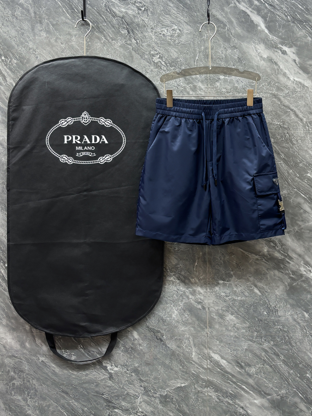 NO:692244,.Normal after-sales service. Normal returns and exchanges. 2026ss high quality, matched hardware, matched fabric, PRA woven pockets, classic triangle logo, LOGO, 2025SS new shorts, customized fabrics. Customized trouser cord hardware with strong texture, smooth, comfortable and breathable upper body, fashionable and casual wear. Color: four colors, code number: M-3XL,, prada, shorts,19860909.正常售后.正常退换.2026ss 高品质 对版五金对版面料 PRA梭织口袋 三角标经典logoLOGO 2025SS新款短裤,定制面料.定制裤绳五金质感强,顺滑,上身舒适透气,时尚休闲穿搭  颜色: 四色 码数:M-3XL,,prada,shorts,,Men's clothing