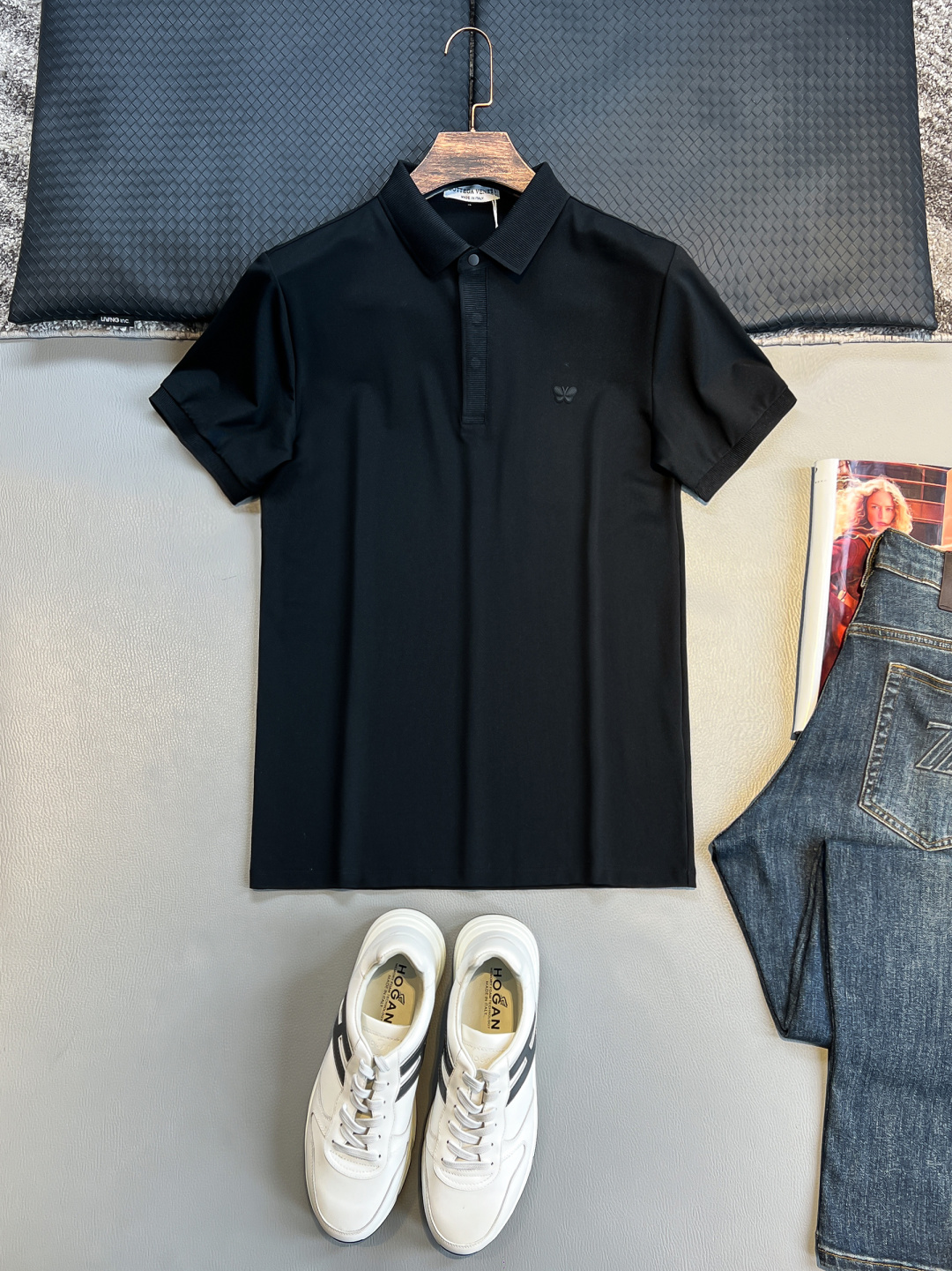 NO:476692,BV25SS spring and summer new mercerized bead floor cotton lapel short Tee, men's three-dimensional offset butterfly badge business casual short-sleeved Polo shirt!  Trading companies have sparse channels and are on sale on the leading official website!  This Polo shirt has won the love and pursuit of countless people with its unique fabric, exquisite badge design and versatile style cutting!  The Polo shirt uses a custom-made mercerated bead floor cotton cloth. It not only feels smooth and skin-friendly, but also makes people feel the gentle breeze in spring, but also has excellent breathable and moisture absorption performance. Even in the hot summer, it can keep the body dry and comfortable!  The classic butterfly badge on the chest is the finishing touch of this Polo shirt!  The advanced hot-pressing and offset printing process is adopted to freeze the agility and elegance of the butterfly on the lapel, and it can become the focus of everyone's attention no matter where you go!  I also put a lot of effort into the layout design. It adopts a straight lapel cutting method, which not only retains the classic elements of the Polo shirt, but also incorporates the aesthetic concept of modern fashion. Whether it is to wear suit pants to attend business occasions or enjoy casual time with jeans, it can be easily controlled and shows different styles and charms!  This business-friendly feature makes this Polo shirt an indispensable and versatile item in the closet!  Black/white/light gray, three colors into it!  Size S-XXL S S shoulder width 43cm-bust 102cm-length 66cm M S shoulder width 44cm-bust 106cm-length 67cm L S shoulder width 45cm-bust 110cm-length 68cm XL S shoulder width 46cm-bust 114cm-length 70cm XXL S shoulder width 47cm-bust 118cm-length 72cm Size recommended (standard version) Height 174-140 catties, try on M size appropriately!  A boy can choose S code within 130 catties, a M code for 130-142 catties, a L code for 142-155 catties, a XL code for 155-168 catties, and a XXL code for 168-183 catties!  , bottega veneta,jeans,T-shirt,business suit,alexander wang19860909BV25SS春夏新款丝光珠地棉布翻领短Tee,男士立体胶印蝴蝶徽章商务休闲短袖Polo衫！贸易公司渠道稀出,领先官网发售！这款Polo衫以其独特的面料、精致的徽章设计和百搭的版型裁剪,赢得了无数人的喜爱与追捧！ 该Polo衫采用了客供定制的丝光珠地棉布,不仅触感丝滑亲肤,让人仿佛感受到了春日微风的轻拂,更具备了出色的透气吸湿性能,即便是炎炎夏日,也能保持身体的干爽舒适！胸前的经典蝴蝶徽章,是这款Polo衫的点睛之笔！采用了先进的热压胶印工艺,将蝴蝶的灵动与优雅定格在衣襟之上,无论走到哪里,都能成为众人瞩目的焦点！在版型设计上同样下足了功夫,它采用了翻领直筒的裁剪方式,既保留了Polo衫的经典元素,又融入了现代时尚的审美理念,无论是搭配西装裤出席商务场合,还是搭配牛仔裤享受休闲时光,都能轻松驾驭,展现出不同的风格与魅力！这种商务休闲皆宜的特性,让这款Polo衫成为了衣橱中不可或缺的百搭单品！黑色/白色/浅灰,三色入！尺码S-XXL S码肩宽43cm-胸围102cm-衣长66cm M码肩宽44cm-胸围106cm-衣长67cm L码肩宽45cm-胸围110cm-衣长68cm XL码肩宽46cm-胸围114cm-衣长70cm XXL码肩宽47cm-胸围118cm-衣长72cm 尺码推荐（标准版型） 身高174-140斤,试穿M码合适！ 男生体重130斤以内选择S码,130-142斤选择M码,142-155斤选择L码,155-168斤选择XL码,168-183斤选择XXL码！,,bottega veneta,jeans,T-shirt,business suit,alexander wang,Men's clothing