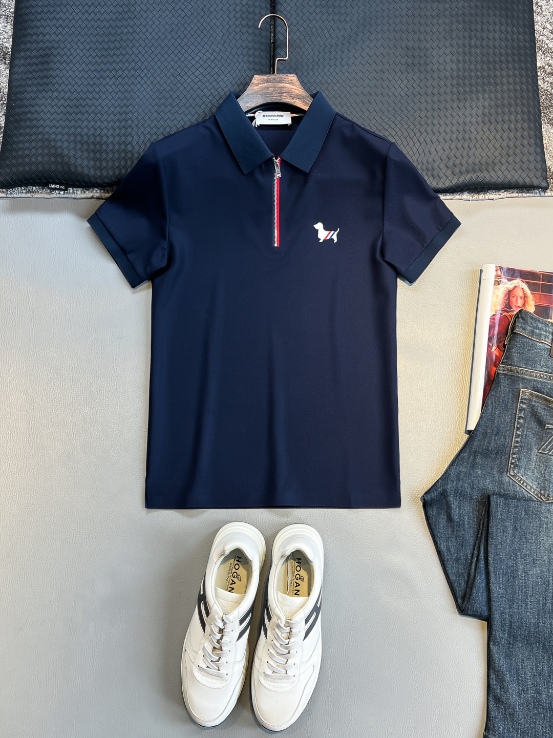 NO:476685,TB25SS spring and summer new technology mesh cotton lapel short Tee, men's puppy logo offset printing business casual short-sleeved Polo shirt!  Trading companies have sparse channels and are on sale on the leading official website!  TB puppy Polo shirt, this clothing is not just an ordinary item in the closet, it carries the perfect fusion of a unique design philosophy and a life attitude!  In terms of fabrics, the technology mesh cotton fabric is customized by customer. This material has been carefully selected and processed with special craftsmanship, giving the clothes a crisp silhouette and natural drape, making people feel its unique quality at a glance!  It is particularly worth mentioning that its breathability reaches the extreme. Even in the hot summer, it can ensure that the wearer enjoys an unparalleled comfort experience, as if the breeze always blows across the skin, taking away all the stuffiness and discomfort!  The placket is cleverly incorporated into the classic red, white and blue zipper, which is not only a tribute to the retro style, but also an accurate capture of fashion trends!  The three-dimensional offset-printed puppy logo on the chest is the finishing touch of the whole dress!  The puppy has a vivid and interesting image, as if blinking his agile eyes and having a silent communication with the wearer, adding a bit of fashion and fun to the overall look, making people stand out in an instant in the crowd!  The straight lapel design not only retains the classic elements of the Polo shirt, but also has a modern feel!  It cleverly embellishes the neck lines, and can be easily controlled in formal occasions or casual times, showing the wearer's unique demeanor and temperament!  Navy blue/gray/white, three colors into it!  Size M-3XL M size shoulder width 42cm-bust 102cm-length 67cm L size shoulder width 43cm-bust 106cm-length 69cm XL size shoulder width 44cm-bust 110cm-length 71cm XXL size shoulder width 46cm-bust 114cm-length 73cm 3XL size shoulder width 48cm-bust 118cm-length 75cm Size recommendation (standard version) Height 174-140 catties, try on L size appropriate!  A boy can choose M code within 130 catties, a L code for 130-143 catties, a XL code for 143-156 catties, a XXL code for 156-170 catties, and a 3XL code for 170-185 catties!  ,T-shirt,alexander wang19860909TB25SS春夏新款科技网眼棉布翻领短Tee,男士小狗标识胶印商务休闲短袖Polo衫！贸易公司渠道稀出,领先官网发售！TB小狗Polo衫,这款衣物不仅仅是衣橱里的一件寻常单品,它承载着独特的设计哲学与生活态度的完美融合！ 面料方面采用的是客供定制的科技网眼棉布,这种材质经过精心挑选与特殊工艺处理,赋予了衣物挺括的廓形与自然的垂坠感,让人一眼便能感受到其与众不同的品质！尤为值得一提的是它的透气性达到了极致,即便是炎炎夏日,也能确保穿着者享受到无与伦比的舒爽体验,仿佛微风时刻轻拂过肌肤,带走所有的闷热与不适！ 门襟巧妙融入了经典的红白蓝三色拉链,这不仅是对复古风格的致敬,也是对时尚潮流的一次精准捕捉！而胸前那只立体胶印的小狗标识,更是整件衣衫的点睛之笔！小狗形象生动有趣,仿佛正眨巴着灵动的眼睛,与穿着者进行着无声的交流,为整体造型增添了几分时髦与趣味,让人在人群中瞬间脱颖而出！直筒翻领的版型设计,既保留了Polo衫的经典元素,又不失现代感！它巧妙地修饰了颈部线条,无论是正式场合还是休闲时光,都能轻松驾驭,展现出穿着者独有的风度与气质！藏青/灰色/白色,三色入！尺码M-3XL M码肩宽42cm-胸围102cm-衣长67cm L码肩宽43cm-胸围106cm-衣长69cm XL码肩宽44cm-胸围110cm-衣长71cm XXL码肩宽46cm-胸围114cm-衣长73cm 3XL码肩宽48cm-胸围118cm-衣长75cm 尺码推荐（标准版型） 身高174-140斤,试穿L码合适！ 男生体重130斤以内选择M码,130-143斤选择L码,143-156斤选择XL码,156-170斤选择XXL码,170-185斤选择3XL码！,,T-shirt,alexander wang,Men's clothing