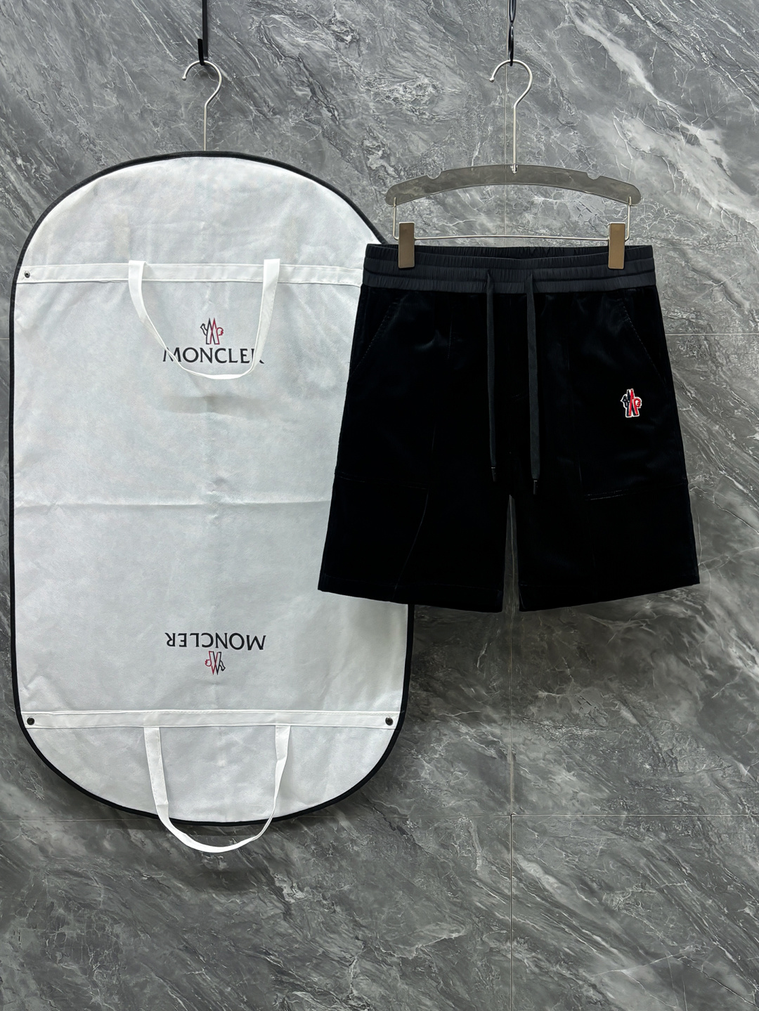 NO:692273,.Normal after-sales service. Normal returns and exchanges. 2026 Hot items in stock. Original custom-made M O home pit-washed corduroy patched flat-waisted casual shorts. Made of imported fabrics, custom-dyed, and full of high-end feel on the upper body. This fabric is very comfortable to wear, does not have a hard feeling, and the texture will be very delicate. It is a very good fabric, and the upper body effect is satisfactory. Of course, the cost is relatively higher. After all, the materials used for the fabrics are different, - combining texture with practical wear.  The fabric has a soft luster and a very smooth feel, making it a favorite choice. Three colors available. Size M-3XL, shorts,19860909.正常售后.正常退换.2026 爆款现货 原版订制M O家 坑条洗水灯芯绒贴布平腰休闲短裤 采用进口面料,订染色,上身满满的高级感,这种面料穿起来非常舒适,不会有硬邦邦的感觉,而且纹路会非常细腻,是非常好的面料,上身效果令人感到满意 当然成本相对来说也比较高一些,毕竟面料所选用的材质是不一样,-将质感与实穿结合 布面光泽柔和,手感也非常细滑,成为众人最爱的选择 三色可选 码数M-3XL,,shorts,,Men's clothing