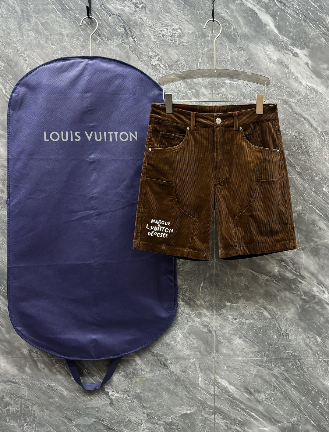 NO:692253,.Normal after-sales service. Normal returns and exchanges. 2026ss popular items in stock [original custom-made L's striped washed corduroy patch flat waist casual shorts are made of imported fabrics, custom-dyed, and the upper body is full of high-end feeling. This kind of fabric is very comfortable to wear, will not feel hard, and the texture will be very delicate. It is a very good fabric, and the upper body effect is satisfactory.  Of course, the cost is relatively higher. After all, the materials used in the fabrics are different. - Combining texture with practical wear. The cloth has a soft luster and a very smooth feel, making it everyone's favorite choice. Four colors are available. Sizes: M-3XL, Louis Vuitton, shorts,19860909.正常售后.正常退换.2026ss 爆款现货【原版订制L家 坑条洗水灯芯绒贴布平腰休闲短裤 采用进口面料,订染色,上身满满的高级感,这种面料穿起来非常舒适,不会有硬邦邦的感觉,而且纹路会非常细腻,是非常好的面料,上身效果令人感到满意 当然成本相对来说也比较高一些,毕竟面料所选用的材质是不一样,-将质感与实穿结合 布面光泽柔和,手感也非常细滑,成为众人最爱的选择 四色可选 码数M-3XL,,louis vuitton,shorts,,Men's clothing