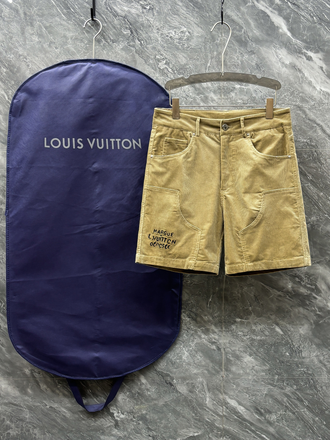 NO:692257,.Normal after-sales service. Normal returns and exchanges. 2026ss original custom-made L home flat-waisted casual shorts with striped washed corduroy patches. They are made of imported fabrics and dyed to order. The upper body is full of high-end feeling. This fabric is very comfortable to wear and does not have a hard feeling. The texture is very delicate. It is a very good fabric and the upper body effect is satisfactory. Of course, the cost is relatively higher. After all, the materials used for the fabrics are different. - Combining texture with practical wear.  The fabric has a soft luster and a very smooth feel, making it a favorite choice. Four colors available. Sizes: M-3XL, Louis Vuitton, shorts,19860909.正常售后.正常退换.2026ss 原版订制L家 坑条洗水灯芯绒贴布平腰休闲短裤 采用进口面料,订染色,上身满满的高级感,这种面料穿起来非常舒适,不会有硬邦邦的感觉,而且纹路会非常细腻,是非常好的面料,上身效果令人感到满意 当然成本相对来说也比较高一些,毕竟面料所选用的材质是不一样,-将质感与实穿结合 布面光泽柔和,手感也非常细滑,成为众人最爱的选择 四色可选 码数M-3XL,,louis vuitton,shorts,,Men's clothing