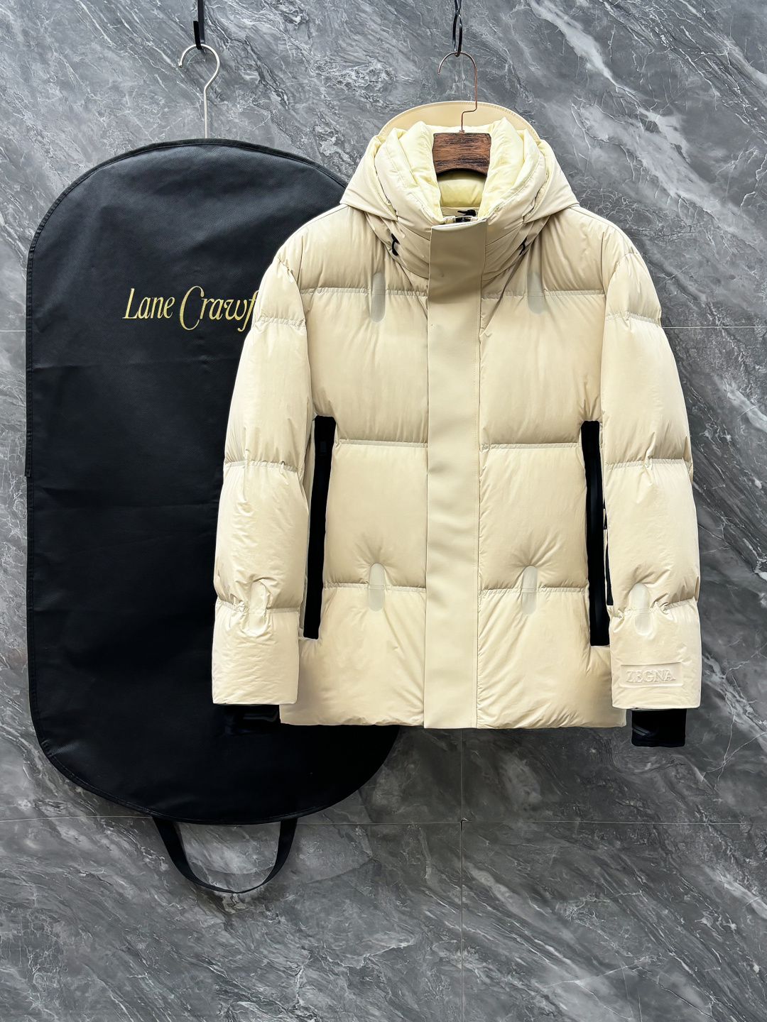 NO:530864,EZ25 90 Goosevelt New Waterproof Nylon Wind-proof Hooded Stand Collar Down Jacket for Men Three-dimensional Embossed Embossed Logo Embossed Zipper Large Pocket Warm Down Jacket Jacket!  Trading companies have sparse channels, and 29810RMB is released on the official website at the same time!  Zjia’s new high-end series down jackets are launched. Whether it is outdoor adventure or city walk, you can easily cope with various weather changes and enjoy a comfortable and warm wearing experience. This down jacket is not only a warm clothing, but also a symbol of your taste and identity!  The fabric of this down jacket is made of high-density and lightweight nylon customized by customers. This fabric is not only light like a feather, but also has excellent wind and water resistance. Even in the face of sudden wind and snow weather, it can easily deal with it and keep the body dry and warm!  Its excellent outdoor functionality allows you to enjoy the beauty of nature without worrying about the intrusion of harsh environments outside!  The inner part is filled with 90 goose down compliant with the European standard. Each goose down has been carefully selected to ensure the best warmth performance of the down jacket!  The double-pressure line three-dimensional quilting and local glue pressing process are used to fix the grid, making the goose velvet more evenly distributed, the overall fluffy and full, and the elasticity is superior!  When you wear it, you can feel the feeling of being tightly wrapped in warmth, showing your unique and outstanding appearance!  The design is simple but stylish. The two sides use a large pocket design of glue-pressed zippers, which not only facilitates you to store and access items at any time, but also adds a bit of fashion!  The glue pressing treatment of the pocket makes the entire down jacket more durable and less likely to wear!  The addition of three-dimensional glue-pressing logo at the cuffs and the webbing elements of the back collar are the finishing touch!  These design details not only enhance the fashion sense of the down jacket, but also become a symbol of high-end identity, allowing you to stand out from the crowd and become the focus of everyone's attention!  In addition, the down jacket is equipped with a knob-adjustable windproof hood, elastic rib cuff design and drawstring adjustment tug hem. These design details can well withstand the severe cold climate and keep you warm and comfortable in the cold winter!  At the same time, these designs also take into account both fashion and temperature, allowing you to keep warm while showing a unique fashion taste!  Black/beautiful, two colors into it!  Size S-XL S S shoulder width 51cm-bust 114cm-length 74cm-sleeve length 62cm M Shoulder width 52cm-bust 118cm-length 75cm-sleeve length 63cm L Shoulder width 53cm-bust 122cm-length 76cm-sleeve length 64cm XL Shoulder width 54cm-bust 126cm-length 77cm-sleeve length 65cm Size recommended (standard version) Height 174-catties, try on M size appropriately!  A boy can choose S code within 133 catties, a M code for 133-catties, a L code for -165 catties, and a XL code for 165-185 catties!  ,,jackets & coats,down jacket,hats,alexander wang19860909EZ25 90鹅绒 秋冬新款防水尼龙防风连帽立领羽绒服 男士立体浮雕压花标识压胶拉链大口袋保暖羽绒服外套！贸易公司渠道稀出,同步官网发售29810RMB！Z家新款高端系列羽绒服上线,无论是户外探险还是城市漫步,都能让您轻松应对各种天气变化,享受舒适温暖的穿着体验.这款羽绒服不仅是一件保暖衣物,更是您品味与身份的象征！ 这款羽绒服的面料选用了客供定制的高密度轻质尼龙,这种面料不仅轻盈如羽,更具备了出色的防风拒水性能,即便是面对突如其来的风雪天气,也能轻松应对,保持身体干爽温暖！其优异的户外功能性,让您在享受大自然美景的同时,无需担心外界恶劣环境对您的侵扰！内里填充的是符合欧标90鹅绒,每一朵鹅绒都经过精心挑选,确保了羽绒服的保暖性能达到最佳！通过双压线立体绗缝和局部压胶工艺进行分格固定,使得鹅绒分布更加均匀,整体蓬松饱满,回弹性优越！穿上它瞬间感受到被温暖紧紧包裹的感觉,彰显出与众不同的出众型格！ 设计上简约而不失时尚感,两侧采用了压胶拉链大口袋设计,不仅方便您随时存取物品,更增添了几分时尚气息！口袋的压胶处理,使得整件羽绒服更加耐用,不易磨损！袖口处立体压胶标识与后领织带元素的加入,更是点睛之笔！这些设计细节不仅提升了羽绒服的时尚感,更成为了高奢身份的象征,让您在人群中脱颖而出,成为众人瞩目的焦点！此外羽绒服还配备了旋钮调节式防风帽兜、弹力罗纹袖口设计以及抽绳式调节束口下摆,这些设计细节能够很好地抵御严寒气候,让您在寒冷的冬季也能保持温暖舒适！同时这些设计也兼顾了时髦与温度,让您在保暖的同时,也能展现出独特的时尚品味！黑色/米白,两色入！尺码S-XL S码肩宽51cm-胸围114cm-衣长74cm-袖长62cm M码肩宽52cm-胸围118cm-衣长75cm-袖长63cm L码肩宽53cm-胸围122cm-衣长76cm-袖长64cm XL码肩宽54cm-胸围126cm-衣长77cm-袖长65cm 尺码推荐（标准版型） 身高174-斤,试穿M码合适！ 男生体重133斤以内选择S码,133-斤选择M码,-165斤选择L码,165-185斤选择XL码！,,jackets & coats,down jacket,hats,alexander wang,Men's clothing