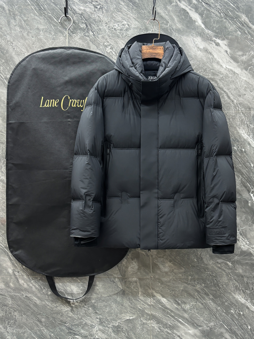 NO:530868,EZ25 90 Goosevelt New Waterproof Nylon Wind-proof Hooded Stand Collar Down Jacket for Men Three-dimensional Embossed Embossed Logo Embossed Zipper Large Pocket Warm Down Jacket Jacket!  Trading companies have sparse channels, and 29810RMB is released on the official website at the same time!  Zjia’s new high-end series down jackets are launched. Whether it is outdoor adventure or city walk, you can easily cope with various weather changes and enjoy a comfortable and warm wearing experience. This down jacket is not only a warm clothing, but also a symbol of your taste and identity!  The fabric of this down jacket is made of high-density and lightweight nylon customized by customers. This fabric is not only light like a feather, but also has excellent wind and water resistance. Even in the face of sudden wind and snow weather, it can easily deal with it and keep the body dry and warm!  Its excellent outdoor functionality allows you to enjoy the beauty of nature without worrying about the intrusion of harsh environments outside!  The inner part is filled with 90 goose down compliant with the European standard. Each goose down has been carefully selected to ensure the best warmth performance of the down jacket!  The double-pressure line three-dimensional quilting and local glue pressing process are used to fix the grid, making the goose velvet more evenly distributed, the overall fluffy and full, and the elasticity is superior!  When you wear it, you can feel the feeling of being tightly wrapped in warmth, showing your unique and outstanding appearance!  The design is simple but stylish. The two sides use a large pocket design of glue-pressed zippers, which not only facilitates you to store and access items at any time, but also adds a bit of fashion!  The glue pressing treatment of the pocket makes the entire down jacket more durable and less likely to wear!  The addition of three-dimensional glue-pressing logo at the cuffs and the webbing elements of the back collar are the finishing touch!  These design details not only enhance the fashion sense of the down jacket, but also become a symbol of high-end identity, allowing you to stand out from the crowd and become the focus of everyone's attention!  In addition, the down jacket is equipped with a knob-adjustable windproof hood, elastic rib cuff design and drawstring adjustment tug hem. These design details can well withstand the severe cold climate and keep you warm and comfortable in the cold winter!  At the same time, these designs also take into account both fashion and temperature, allowing you to keep warm while showing a unique fashion taste!  Black/beautiful, two colors into it!  Size S-XL S S shoulder width 51cm-bust 114cm-length 74cm-sleeve length 62cm M Shoulder width 52cm-bust 118cm-length 75cm-sleeve length 63cm L Shoulder width 53cm-bust 122cm-length 76cm-sleeve length 64cm XL Shoulder width 54cm-bust 126cm-length 77cm-sleeve length 65cm Size recommended (standard version) Height 174-catties, try on M size appropriately!  A boy can choose S code within 133 catties, a M code for 133-catties, a L code for -165 catties, and a XL code for 165-185 catties!  ,,jackets & coats,down jacket,hats,alexander wang19860909EZ25 90鹅绒 秋冬新款防水尼龙防风连帽立领羽绒服 男士立体浮雕压花标识压胶拉链大口袋保暖羽绒服外套！贸易公司渠道稀出,同步官网发售29810RMB！Z家新款高端系列羽绒服上线,无论是户外探险还是城市漫步,都能让您轻松应对各种天气变化,享受舒适温暖的穿着体验.这款羽绒服不仅是一件保暖衣物,更是您品味与身份的象征！ 这款羽绒服的面料选用了客供定制的高密度轻质尼龙,这种面料不仅轻盈如羽,更具备了出色的防风拒水性能,即便是面对突如其来的风雪天气,也能轻松应对,保持身体干爽温暖！其优异的户外功能性,让您在享受大自然美景的同时,无需担心外界恶劣环境对您的侵扰！内里填充的是符合欧标90鹅绒,每一朵鹅绒都经过精心挑选,确保了羽绒服的保暖性能达到最佳！通过双压线立体绗缝和局部压胶工艺进行分格固定,使得鹅绒分布更加均匀,整体蓬松饱满,回弹性优越！穿上它瞬间感受到被温暖紧紧包裹的感觉,彰显出与众不同的出众型格！ 设计上简约而不失时尚感,两侧采用了压胶拉链大口袋设计,不仅方便您随时存取物品,更增添了几分时尚气息！口袋的压胶处理,使得整件羽绒服更加耐用,不易磨损！袖口处立体压胶标识与后领织带元素的加入,更是点睛之笔！这些设计细节不仅提升了羽绒服的时尚感,更成为了高奢身份的象征,让您在人群中脱颖而出,成为众人瞩目的焦点！此外羽绒服还配备了旋钮调节式防风帽兜、弹力罗纹袖口设计以及抽绳式调节束口下摆,这些设计细节能够很好地抵御严寒气候,让您在寒冷的冬季也能保持温暖舒适！同时这些设计也兼顾了时髦与温度,让您在保暖的同时,也能展现出独特的时尚品味！黑色/米白,两色入！尺码S-XL S码肩宽51cm-胸围114cm-衣长74cm-袖长62cm M码肩宽52cm-胸围118cm-衣长75cm-袖长63cm L码肩宽53cm-胸围122cm-衣长76cm-袖长64cm XL码肩宽54cm-胸围126cm-衣长77cm-袖长65cm 尺码推荐（标准版型） 身高174-斤,试穿M码合适！ 男生体重133斤以内选择S码,133-斤选择M码,-165斤选择L码,165-185斤选择XL码！,,jackets & coats,down jacket,hats,alexander wang,Men's clothing