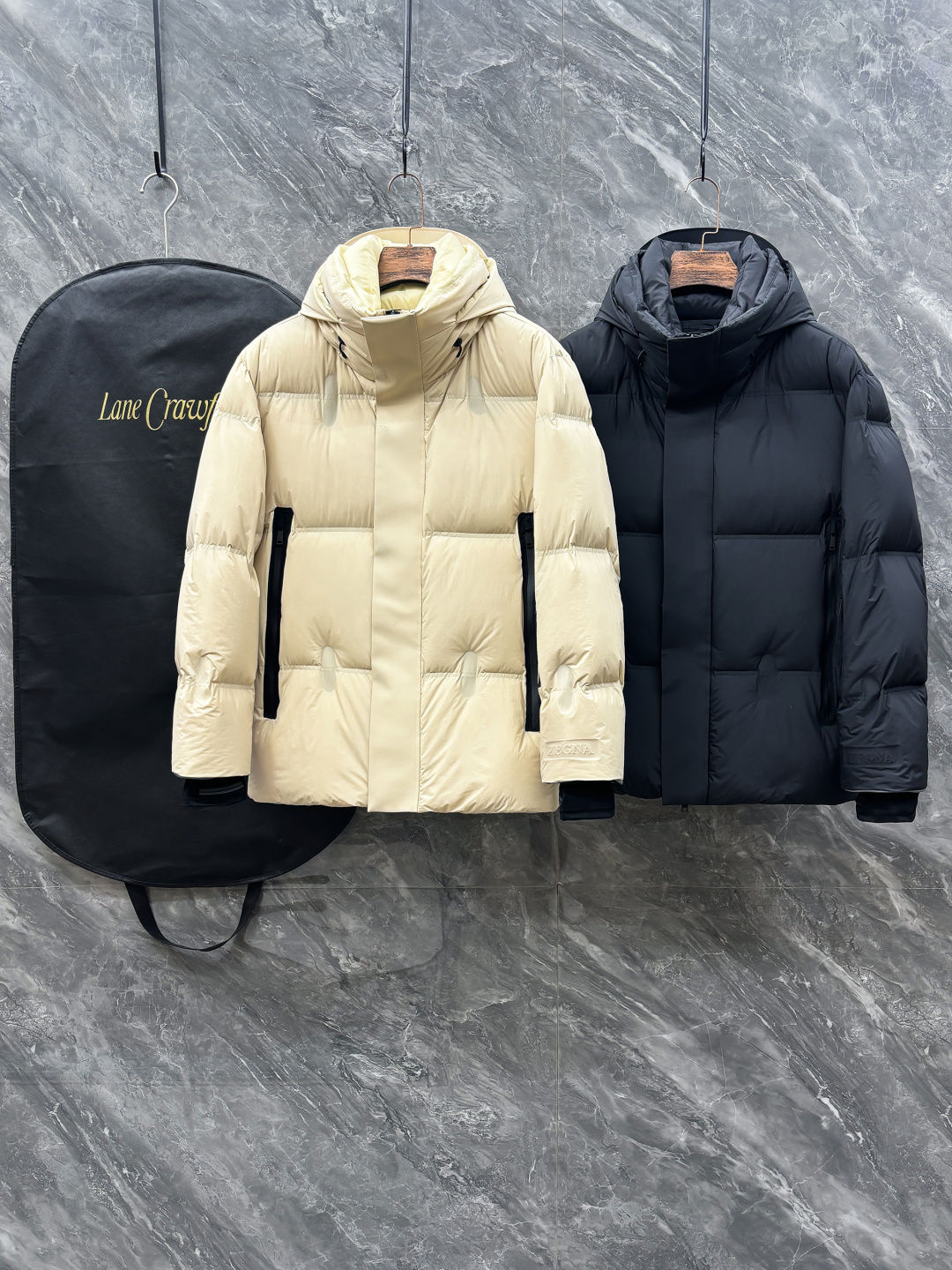 NO:530866,Photo details EZ25 90 Goosevelt New waterproof nylon windproof hooded stand collar down jacket for men, three-dimensional embossed embossed logo embossed zipper large pocket warm down jacket jacket!  Trading companies have sparse channels, and 29810RMB is released on the official website at the same time!  Zjia’s new high-end series down jackets are launched. Whether it is outdoor adventure or city walk, you can easily cope with various weather changes and enjoy a comfortable and warm wearing experience. This down jacket is not only a warm clothing, but also a symbol of your taste and identity!  The fabric of this down jacket is made of high-density and lightweight nylon customized by customers. This fabric is not only light like a feather, but also has excellent wind and water resistance. Even in the face of sudden wind and snow weather, it can easily deal with it and keep the body dry and warm!  Its excellent outdoor functionality allows you to enjoy the beauty of nature without worrying about the intrusion of harsh environments outside!  The inner part is filled with 90 goose down compliant with the European standard. Each goose down has been carefully selected to ensure the best warmth performance of the down jacket!  The double-pressure line three-dimensional quilting and local glue pressing process are used to fix the grid, making the goose velvet more evenly distributed, the overall fluffy and full, and the elasticity is superior!  When you wear it, you can feel the feeling of being tightly wrapped in warmth, showing your unique and outstanding appearance!  The design is simple but stylish. The two sides use a large pocket design of glue-pressed zippers, which not only facilitates you to store and access items at any time, but also adds a bit of fashion!  The glue pressing treatment of the pocket makes the entire down jacket more durable and less likely to wear!  The addition of three-dimensional glue-pressing logo at the cuffs and the webbing elements of the back collar are the finishing touch!  These design details not only enhance the fashion sense of the down jacket, but also become a symbol of high-end identity, allowing you to stand out from the crowd and become the focus of everyone's attention!  In addition, the down jacket is equipped with a knob-adjustable windproof hood, elastic rib cuff design and drawstring adjustment tug hem. These design details can well withstand the severe cold climate and keep you warm and comfortable in the cold winter!  At the same time, these designs also take into account both fashion and temperature, allowing you to keep warm while showing a unique fashion taste!  Black/beautiful, two colors into it!  Size S-XL S S shoulder width 51cm-bust 114cm-length 74cm-sleeve length 62cm M Shoulder width 52cm-bust 118cm-length 75cm-sleeve length 63cm L Shoulder width 53cm-bust 122cm-length 76cm-sleeve length 64cm XL Shoulder width 54cm-bust 126cm-length 77cm-sleeve length 65cm Size recommended (standard version) Height 174-catties, try on M size appropriately!  A boy can choose S code within 133 catties, a M code for 133-catties, a L code for -165 catties, and a XL code for 165-185 catties!  ,,jackets & coats,down jacket,hats,alexander wang19860909合照细节 EZ25 90鹅绒 秋冬新款防水尼龙防风连帽立领羽绒服 男士立体浮雕压花标识压胶拉链大口袋保暖羽绒服外套！贸易公司渠道稀出,同步官网发售29810RMB！Z家新款高端系列羽绒服上线,无论是户外探险还是城市漫步,都能让您轻松应对各种天气变化,享受舒适温暖的穿着体验.这款羽绒服不仅是一件保暖衣物,更是您品味与身份的象征！ 这款羽绒服的面料选用了客供定制的高密度轻质尼龙,这种面料不仅轻盈如羽,更具备了出色的防风拒水性能,即便是面对突如其来的风雪天气,也能轻松应对,保持身体干爽温暖！其优异的户外功能性,让您在享受大自然美景的同时,无需担心外界恶劣环境对您的侵扰！内里填充的是符合欧标90鹅绒,每一朵鹅绒都经过精心挑选,确保了羽绒服的保暖性能达到最佳！通过双压线立体绗缝和局部压胶工艺进行分格固定,使得鹅绒分布更加均匀,整体蓬松饱满,回弹性优越！穿上它瞬间感受到被温暖紧紧包裹的感觉,彰显出与众不同的出众型格！ 设计上简约而不失时尚感,两侧采用了压胶拉链大口袋设计,不仅方便您随时存取物品,更增添了几分时尚气息！口袋的压胶处理,使得整件羽绒服更加耐用,不易磨损！袖口处立体压胶标识与后领织带元素的加入,更是点睛之笔！这些设计细节不仅提升了羽绒服的时尚感,更成为了高奢身份的象征,让您在人群中脱颖而出,成为众人瞩目的焦点！此外羽绒服还配备了旋钮调节式防风帽兜、弹力罗纹袖口设计以及抽绳式调节束口下摆,这些设计细节能够很好地抵御严寒气候,让您在寒冷的冬季也能保持温暖舒适！同时这些设计也兼顾了时髦与温度,让您在保暖的同时,也能展现出独特的时尚品味！黑色/米白,两色入！尺码S-XL S码肩宽51cm-胸围114cm-衣长74cm-袖长62cm M码肩宽52cm-胸围118cm-衣长75cm-袖长63cm L码肩宽53cm-胸围122cm-衣长76cm-袖长64cm XL码肩宽54cm-胸围126cm-衣长77cm-袖长65cm 尺码推荐（标准版型） 身高174-斤,试穿M码合适！ 男生体重133斤以内选择S码,133-斤选择M码,-165斤选择L码,165-185斤选择XL码！,,jackets & coats,down jacket,hats,alexander wang,Men's clothing