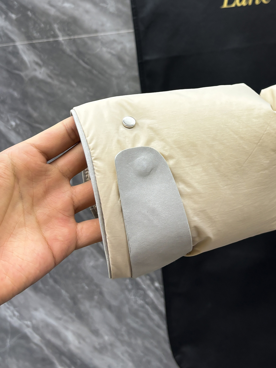 NO:530870,Goosevelt jacket Details 2025SS Fall and Winter New Products Jie*A EZ Men's Hooded Corduroy Spliced ​​Pressed Down Jacket, Men's Fashionable Leather Zipper Pocket Drawstring Hooded Stand Collar Down Jacket Jacket!  Unique ingenious, excellent in warm performance, detail handling, and styling and cutting!  It is a down jacket that is both practical and fashionable, which can meet the needs of wear on different occasions!  The inner lining is filled with European standard 90 goose down, which has better warmth than duck down, and the down content of 90 ensures the high fluffyness and excellent warm-proof and temperature locking properties of the down jacket!  In addition, the partition processing is performed through high-end adhesive pressing process, which not only makes the down jacket lighter, but also improves the warmth performance and avoids the displacement and gathering of down!  It is both comfortable and fashionable, and can be easily controlled whether it is daily travel or outdoor activities!  Glue pressing process can only be dry cleaned, do not machine wash color off-white Size S-XL S S shoulder width 51cm-bust 122cm-cloth 75cm-sleeve length 61cm M Shoulder width 52cm-bust 126cm-cloth 77cm-sleeve length 62cm L Shoulder width 53cm-bust 130cm-cloth 79cm-sleeve length 63cm XL Shoulder width 54cm-bust 134cm-cloth 81cm-sleeve length 64cm,,jackets & coats,jackets & coats,down jacket,hats,alexander wang19860909鹅绒服 细节2025SS秋冬新品 杰*亚EZ 男士连帽灯芯绒拼接压胶羽绒夹克,男士时尚拼皮拉链口袋抽绳式连帽立领羽绒服外套！ 独具匠心 保暖性能、细节处理以及版型裁剪等方面都表现出色！它是一款既实用又时尚的羽绒服,能够满足不同场合的穿着需求！ 内里采用欧标90鹅绒填充,鹅绒的保暖性能优于鸭绒,且90的含绒量保证了羽绒服的高蓬松度和优异的保暖锁温性！并且通过高端压胶工艺进行分格处理,不仅使得羽绒服更加轻盈,而且提高了保暖性能,避免了羽绒的移位和聚集！ 既舒适又时尚,无论是日常出行还是户外活动,都能轻松驾驭！压胶工艺只可干洗,切勿机洗 颜色米白色 尺码S-XL S码肩宽51cm-胸围122cm-衣长75cm-袖长61cm M码肩宽52cm-胸围126cm-衣长77cm-袖长62cm L码肩宽53cm-胸围130cm-衣长79cm-袖长63cm XL码肩宽54cm-胸围134cm-衣长81cm-袖长64cm,,jackets & coats,jackets & coats,down jacket,hats,alexander wang,Men's clothing