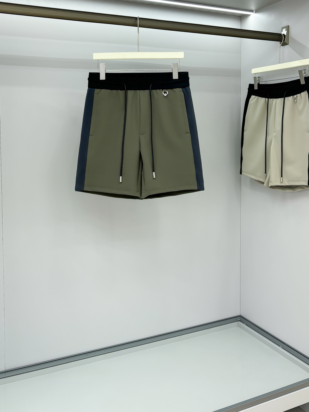 NO:162577,The latest five-point pants and shorts for Pjia 2025 counters, using customer-supplied quick-drying polyester fiber fabric, and the splicing process highlights the brand's characteristics. This fabric is soft, comfortable and breathable. The waist elastic belt webbing drawstring design is arbitrarily adjusted to the size. It is the most suitable and versatile style for spring and summer wear. Size M-3XL, shorts, alexander wang19860909P家2025年专柜最新款五分裤短裤 ,采用客供速干聚酯纤维面料,拼接工艺彰显品牌特征,这样的面料柔软舒适透气,腰部松紧腰带织带抽绳设计随意调节大小,春夏穿着最适宜百搭款,尺码M—3XL,,shorts,alexander wang,Men's clothing