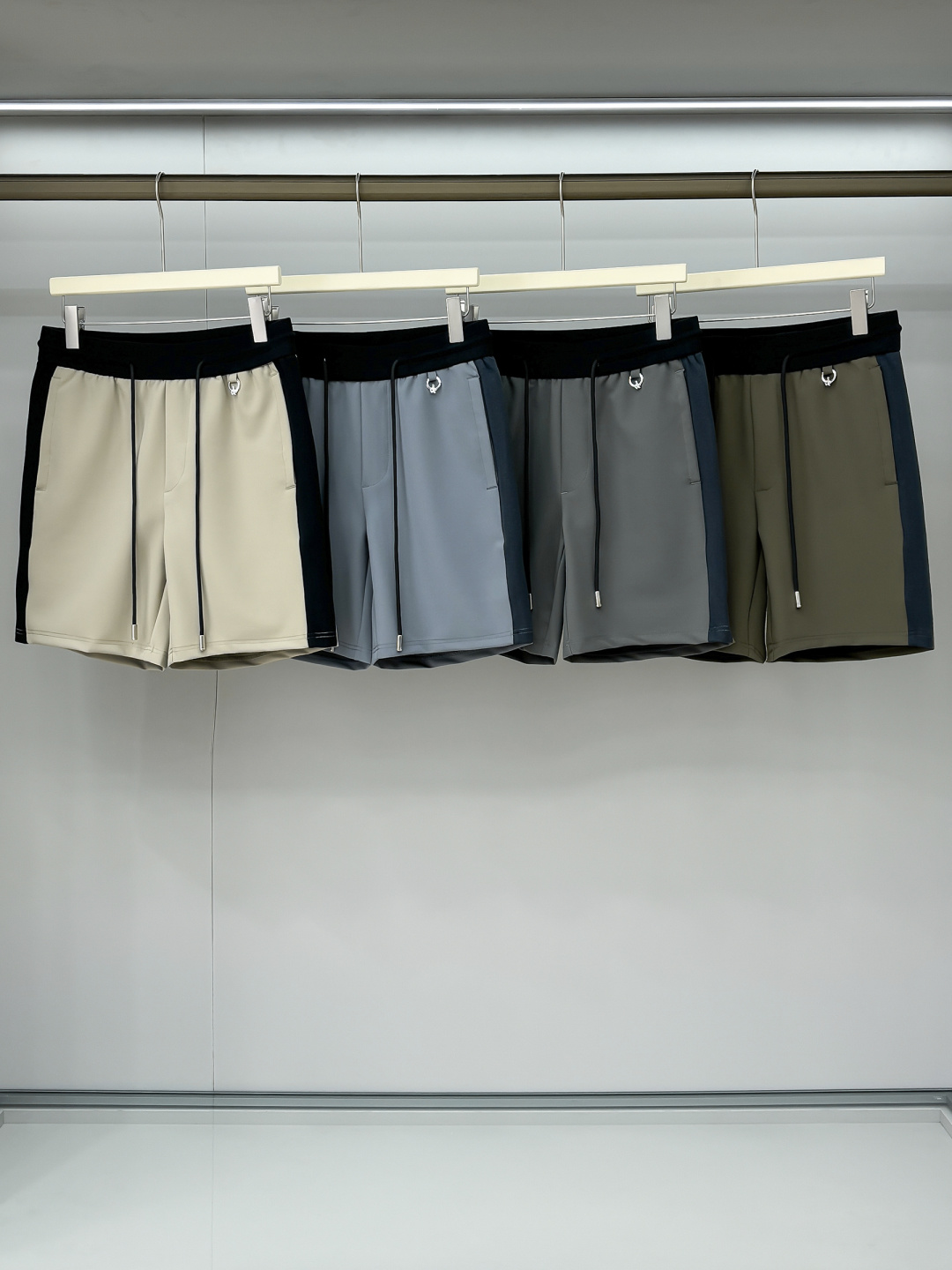 NO:162580,Photo details Pjia’s latest 2025 counter trousers and shorts, using customer-supplied quick-drying polyester fiber fabric, the splicing process highlights the brand’s characteristics. This fabric is soft, comfortable and breathable, and the waist elastic belt webbing drawstring design is arbitrarily adjusted to the size. It is the most suitable and versatile style for spring and summer wear. Size M-3XL, shorts, alexander wang19860909合照细节 P家2025年专柜最新款五分裤短裤 ,采用客供速干聚酯纤维面料,拼接工艺彰显品牌特征,这样的面料柔软舒适透气,腰部松紧腰带织带抽绳设计随意调节大小,春夏穿着最适宜百搭款,尺码M—3XL,,shorts,alexander wang,Men's clothing