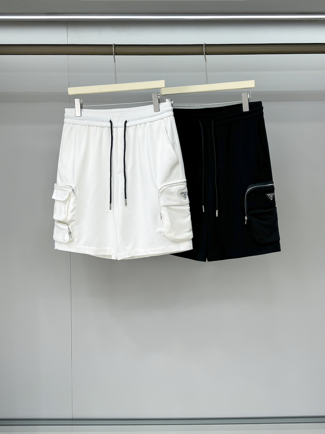 NO:162589,Photo details Pjia original single men's casual work style shorts, trading company goods. Heavy and super-classic style series items continue the fashionable and simple design tone of Pjia, with minimalist sporty style, which is very worth buying!  Freely match, simple and fashionable!  !  Elastic waist, easy to wear and not picky about the body!  The 2-side work style pocket makes this shorts more unusual and highly recognizable, showing the quality of the Pr brand, which is very shiny overall!  The new technological fabric is smooth and takes into account the comfort and breathability. It has various exquisite details and is first-class in terms of quality and perfection. The hand-stitching inside the waistband demonstrates excellent craftsmanship. The wiring, edge wrapping and lining are exquisite and delicate, which is enough to challenge the quality control of the ashes, and instantly advance the temperament and fashion sense to a new level. The versatile color scheme makes it easy to challenge any top!  Size M-3XL, shorts, alexander wang19860909合照细节 P家原单男士休闲工装风格短裤,贸易公司货.重磅极品牛货,超经典的风格系列单品,延续了P家时髦简约的设计基调,极简运动风,非常值得入手！随意搭配,简单时尚！！弹性裤腰,好穿不挑身形！2侧工装风格的口袋,让这条短裤更加不普通,辨识度颇高,彰显Pr大牌的品质整体上很有光泽质感！新晋科技面料上身之滑爽,兼顾了舒适性与透气性,细节方面各种考究,品相一流,完美如斯,腰封内里手工缝线彰显了出色的匠心工艺,走线、包边、内衬工艺精湛细腻,足以挑战骨灰级品质控,瞬间将气质与时髦感进阶到新的高度,百搭系配色,轻松挑战任何上装！尺码M-3XL,,shorts,alexander wang,Men's clothing