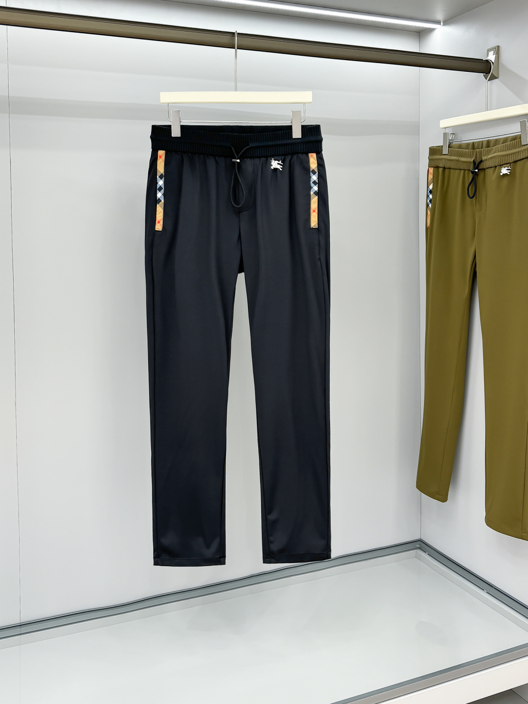 NO:162565,BU25SS spring and summer new lightweight stretch cotton drawstring casual pants, men's plaid interface bag metal war horse pendant business casual pants!  Trading companies have sparse channels and are on sale on the leading official website!  As a new product of the B family spring and summer series, it always maintains the brand’s iconic elements, making your dressing style still low-key, elegant and tasteful!  This casual pants are made of customer-supplied fixed-dyeed cotton fabric, which feels soft and thin, and is super silky!  These pants have an excellent drooping feel, smooth and breathable skin, and are very comfortable to wear in spring and summer!  The front and back pockets of the trouser body are decorated with classic plaiding of the brand, which not only increases the sense of fashion, but also enhances the brand recognition!  The metal war horse pendant on the waist is as unique as the finishing touch!  The design adopts a basic and conventional straight-fitting cut, which does not pick the body and legs. It is suitable for both business occasions and casual wear. Whether in the office or at weekend parties, these casual pants can show gentlemanly demeanor and elegant temperament!  Dear men, seize the opportunity and show their style in spring and summer!  Black/yellow, two colors into it!  Size M-3XL M size waist 76/82cm-hip circumference 98cm-front 27cm-thigh circumference 60cm-trouser length 100cm-trouser legs 33cm L size waist 79/85cm-thigh circumference 101cm-front 28cm-thigh circumference 61cm-trouser length 101cm-trouser legs 34cm XL size waist 82/88cm-thigh circumference 104cm-front 28cm-thigh circumference 62cm-trouser length 101cm-trouser legs 35cm XXL size waist 86/92cm-thigh circumference 109cm-front 29cm-thigh circumference 64cm-trouser length 102cm-trouser legs 36cm  3XL size waist circumference 90/96cm - hip circumference 112cm - front gear 29cm - thigh circumference 66cm - trouser length 102cm - trouser legs 36cm recommended size (standard version) Height 174-140 catties, try on size L appropriately!  A boy can choose M code within 130 catties, a L code for 130-142 catties, a XL code for 142-155 catties, a XXL code for 155-170 catties, and a 3XL code for 170-185 catties!  ,alexander wang19860909BU25SS春夏新款轻薄弹力棉质抽绳休闲裤,男士格纹拼接口袋金属战马挂件商务休闲长裤！贸易公司渠道稀出,领先官网发售！作为B家春夏系列新品,它始终保持着品牌标志性元素,让您的着装风格依旧是低调优雅有品位！ 这款休闲裤采用了客供定织定染全棉面料,手感柔软轻薄,超级丝滑！这款裤子具有出色的垂感,贴肤爽滑透气,在春夏时节穿着非常舒适！裤身前后口袋饰以品牌经典格纹布拼接,不仅增加了时尚感,更提升了品牌辨识度！腰头上的金属战马挂件,则如画龙点睛般独具匠心！设计上采用基础常规的直筒版型剪裁,不挑身材和腿型,既适合商务场合又适合休闲穿着,无论是在办公室还是在周末聚会中,这条休闲裤都能展现出绅士风度和优雅气质！各位男士把握住机会,在春夏季节展现自己的风采吧！黑色/土黄,两色入！尺码M-3XL M码腰围76/82cm-臀围98cm-前档27cm-大腿围60cm-裤长100cm-裤脚33cm L码腰围79/85cm-臀围101cm-前档28cm-大腿围61cm-裤长101cm-裤脚34cm XL码腰围82/88cm-臀围104cm-前档28cm-大腿围62cm-裤长101cm-裤脚35cm XXL码腰围86/92cm-臀围109cm-前档29cm-大腿围64cm-裤长102cm-裤脚36cm 3XL码腰围90/96cm-臀围112cm-前档29cm-大腿围66cm-裤长102cm-裤脚36cm 尺码推荐（标准版型） 身高174-140斤,试穿L码合适！ 男生体重130斤以内选择M码,130-142斤选择L码,142-155斤选择XL码,155-170斤选择XXL码,170-185斤选择3XL码！,,alexander wang,Men's clothing