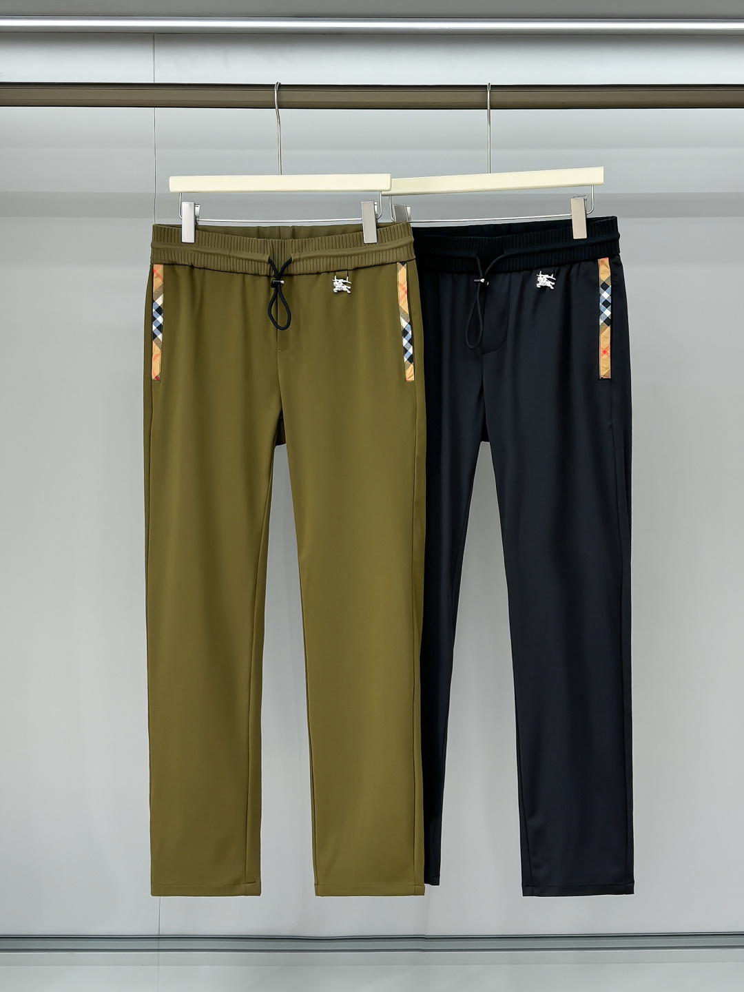 NO:162568,Photo details BU25SS spring and summer new lightweight stretch cotton drawstring casual pants, men's plaid interface bag metal war horse pendant business casual pants!  Trading companies have sparse channels and are on sale on the leading official website!  As a new product of the B family spring and summer series, it always maintains the brand’s iconic elements, making your dressing style still low-key, elegant and tasteful!  This casual pants are made of customer-supplied fixed-dyeed cotton fabric, which feels soft and thin, and is super silky!  These pants have an excellent drooping feel, smooth and breathable skin, and are very comfortable to wear in spring and summer!  The front and back pockets of the trouser body are decorated with classic plaiding of the brand, which not only increases the sense of fashion, but also enhances the brand recognition!  The metal war horse pendant on the waist is as unique as the finishing touch!  The design adopts a basic and conventional straight-fitting cut, which does not pick the body and legs. It is suitable for both business occasions and casual wear. Whether in the office or at weekend parties, these casual pants can show gentlemanly demeanor and elegant temperament!  Dear men, seize the opportunity and show their style in spring and summer!  Black/yellow, two colors into it!  Size M-3XL M size waist 76/82cm-hip circumference 98cm-front 27cm-thigh circumference 60cm-trouser length 100cm-trouser legs 33cm L size waist 79/85cm-thigh circumference 101cm-front 28cm-thigh circumference 61cm-trouser length 101cm-trouser legs 34cm XL size waist 82/88cm-thigh circumference 104cm-front 28cm-thigh circumference 62cm-trouser length 101cm-trouser legs 35cm XXL size waist 86/92cm-thigh circumference 109cm-front 29cm-thigh circumference 64cm-trouser length 102cm-trouser legs 36cm  3XL size waist circumference 90/96cm - hip circumference 112cm - front gear 29cm - thigh circumference 66cm - trouser length 102cm - trouser legs 36cm recommended size (standard version) Height 174-140 catties, try on size L appropriately!  A boy can choose M code within 130 catties, a L code for 130-142 catties, a XL code for 142-155 catties, a XXL code for 155-170 catties, and a 3XL code for 170-185 catties!  ,alexander wang19860909合照细节 BU25SS春夏新款轻薄弹力棉质抽绳休闲裤,男士格纹拼接口袋金属战马挂件商务休闲长裤！贸易公司渠道稀出,领先官网发售！作为B家春夏系列新品,它始终保持着品牌标志性元素,让您的着装风格依旧是低调优雅有品位！ 这款休闲裤采用了客供定织定染全棉面料,手感柔软轻薄,超级丝滑！这款裤子具有出色的垂感,贴肤爽滑透气,在春夏时节穿着非常舒适！裤身前后口袋饰以品牌经典格纹布拼接,不仅增加了时尚感,更提升了品牌辨识度！腰头上的金属战马挂件,则如画龙点睛般独具匠心！设计上采用基础常规的直筒版型剪裁,不挑身材和腿型,既适合商务场合又适合休闲穿着,无论是在办公室还是在周末聚会中,这条休闲裤都能展现出绅士风度和优雅气质！各位男士把握住机会,在春夏季节展现自己的风采吧！黑色/土黄,两色入！尺码M-3XL M码腰围76/82cm-臀围98cm-前档27cm-大腿围60cm-裤长100cm-裤脚33cm L码腰围79/85cm-臀围101cm-前档28cm-大腿围61cm-裤长101cm-裤脚34cm XL码腰围82/88cm-臀围104cm-前档28cm-大腿围62cm-裤长101cm-裤脚35cm XXL码腰围86/92cm-臀围109cm-前档29cm-大腿围64cm-裤长102cm-裤脚36cm 3XL码腰围90/96cm-臀围112cm-前档29cm-大腿围66cm-裤长102cm-裤脚36cm 尺码推荐（标准版型） 身高174-140斤,试穿L码合适！ 男生体重130斤以内选择M码,130-142斤选择L码,142-155斤选择XL码,155-170斤选择XXL码,170-185斤选择3XL码！,,alexander wang,Men's clothing