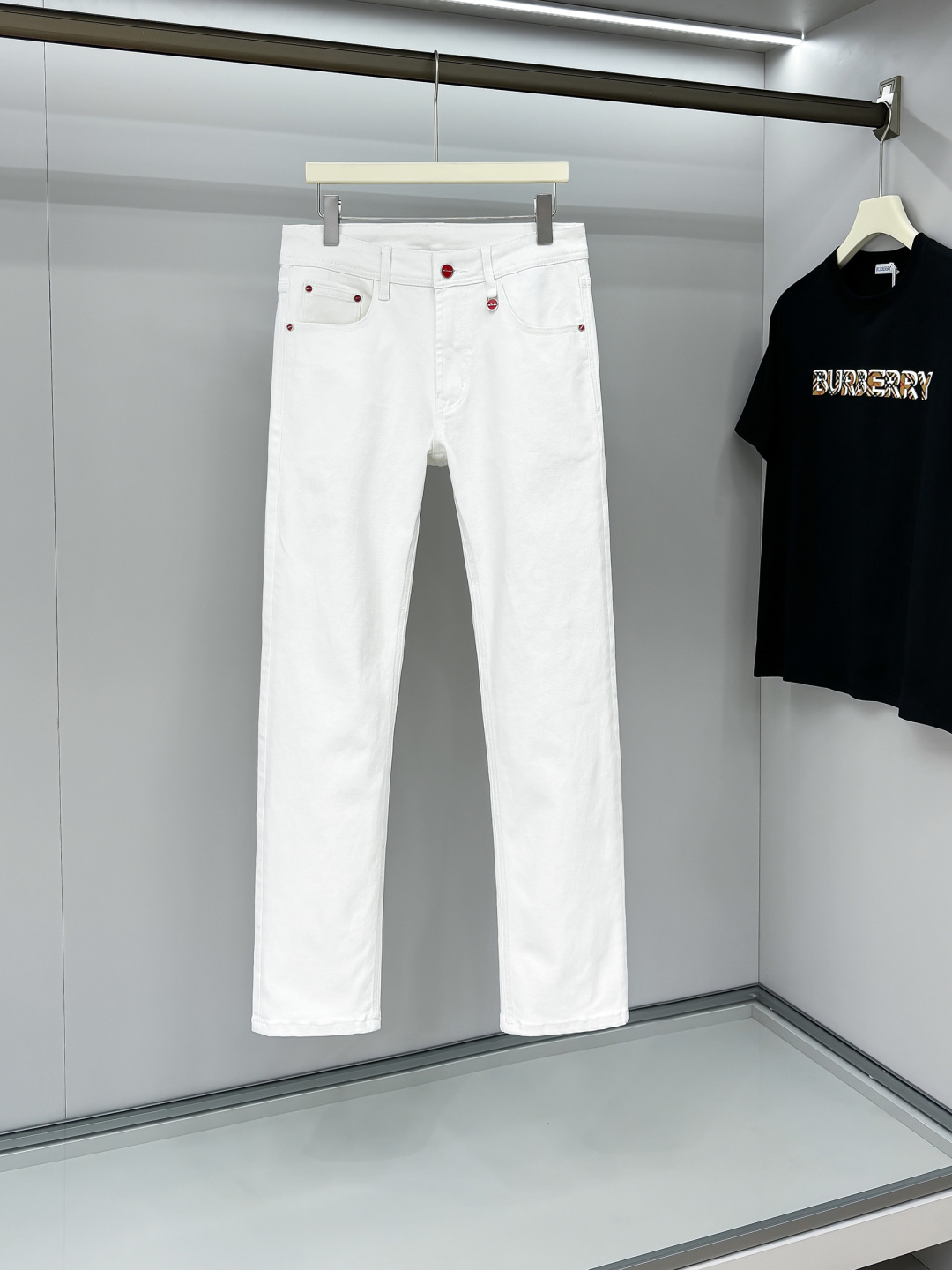 NO:162570,The ceiling in the denim. Rolls-Royce high-end beauty. No matter the fabric style, it is invincible. KITON# 25 Spring and summer original single men's fashion casual denim jeans, Hong Kong foreign company channel goods, high-end Japanese OEM production, heavy platinum-grade products, counter same channel orders, 8K !  Officially announced the style of painting album poster!  Predictable single items, a pair of jeans dominated by fabrics and craftsmanship, abandons the previous style and tone and takes the minimalist route. They are very pure and neat and clean, and the level of control in terms of dressing is not limited. They can be business or casual and fashionable, both solemn and harmonious, and have a full aura!  Customer-supplied high-quality imported denim original color fabric, specially selected Japanese Okayama pure 13oz ounce denim fabric, heavy environmentally friendly plant enzyme washing process, the texture has a light retro color, which is quite beautiful. The fabric is soft and delicate after washing, but has a strong bones and a little elastic, providing an excellent comfort experience, without any damage to the craft elements throughout the body, retaining the purest tannin color!  The details are impeccable, perfectly following the elements of the new season. The latest waist leather mark highlights the brand characteristics. Combined with elegant brand elements, it highlights the quality of the details. It is equipped with the iconic twisted buttons of the season, which adds a lot of visual points. It is fashionable and modern, and is very exquisite. It highlights the brand identity in the details and strongly reflects the overall luxury and high-end feeling!  The color matching is a classic and fashionable high-end counter color, with tough and capable lines, which meets the most popular color for men. It is very pure saturation gray, with perfect style and excellent hip lifting effect. It can easily sweep any top matching in the wardrobe. It has extensive compatibility and is satisfied with various daily outfits. It has a lot of upper body styles and must-have trousers for quality control and denim control!  Color blue Size 29 30 31 32 33 34 36 38,,jeans,alexander wang19860909牛仔里的天花板.劳斯莱斯 高端尤物 无论面料版型都无敌的纯在.KITON# 25 春夏原单男士时装休闲丹宁牛仔裤,香港洋行渠道货,高端日本代工出品,重磅白金级臻品,专柜同渠道订单,8K ！官宣画册海报穿搭款！ 可预测性的爆卖单品,以面料和工艺为主导的一款牛仔裤,摒弃了以往的风格与基调,走了极简的路线,非常纯粹且利落干净,穿搭性方面驾驭层次不受局限,即可商务也可休闲时髦,亦庄亦谐,自带满格气场！ 客供高级进口的丹宁原色面料,特选日本冈山纯正13oz 盎司牛仔布料,重磅环保植物酵素水洗工艺,肌理有着淡淡的复古色彩,相当漂亮,面料经过水洗后柔软细腻,但筋骨感极强,且略带弹力,提供了绝佳的舒适体验,通身无任何工艺元素破坏,保留了最纯粹的丹宁本色！ 细节无可挑剔,完美沿袭了新一季的元素,最新的腰部皮标彰显了品牌特质,结合优雅的品牌元素,凸显了细节之品质感,搭载当季标志性扭曲纽扣,视觉方面加分不少,时髦而摩登,非常精湛,于细节之处即彰显了品牌身份又强烈体现出整体的奢华与高级感！ 配色属于经典时尚高级专柜色,硬朗干练的线条,符合男性最为心头好的色调,非常纯粹的饱和度灰,版型剪裁完美,提臀修身效果绝佳,可轻松横扫衣橱任何的上装搭配,兼容性广泛,满足于日常各种穿搭,上身型款十足,于品质控及牛仔迷控者必入型裤装！ 颜色蓝色 尺码29 30 31 32 33 34 36 38,,jeans,alexander wang,Men's clothing