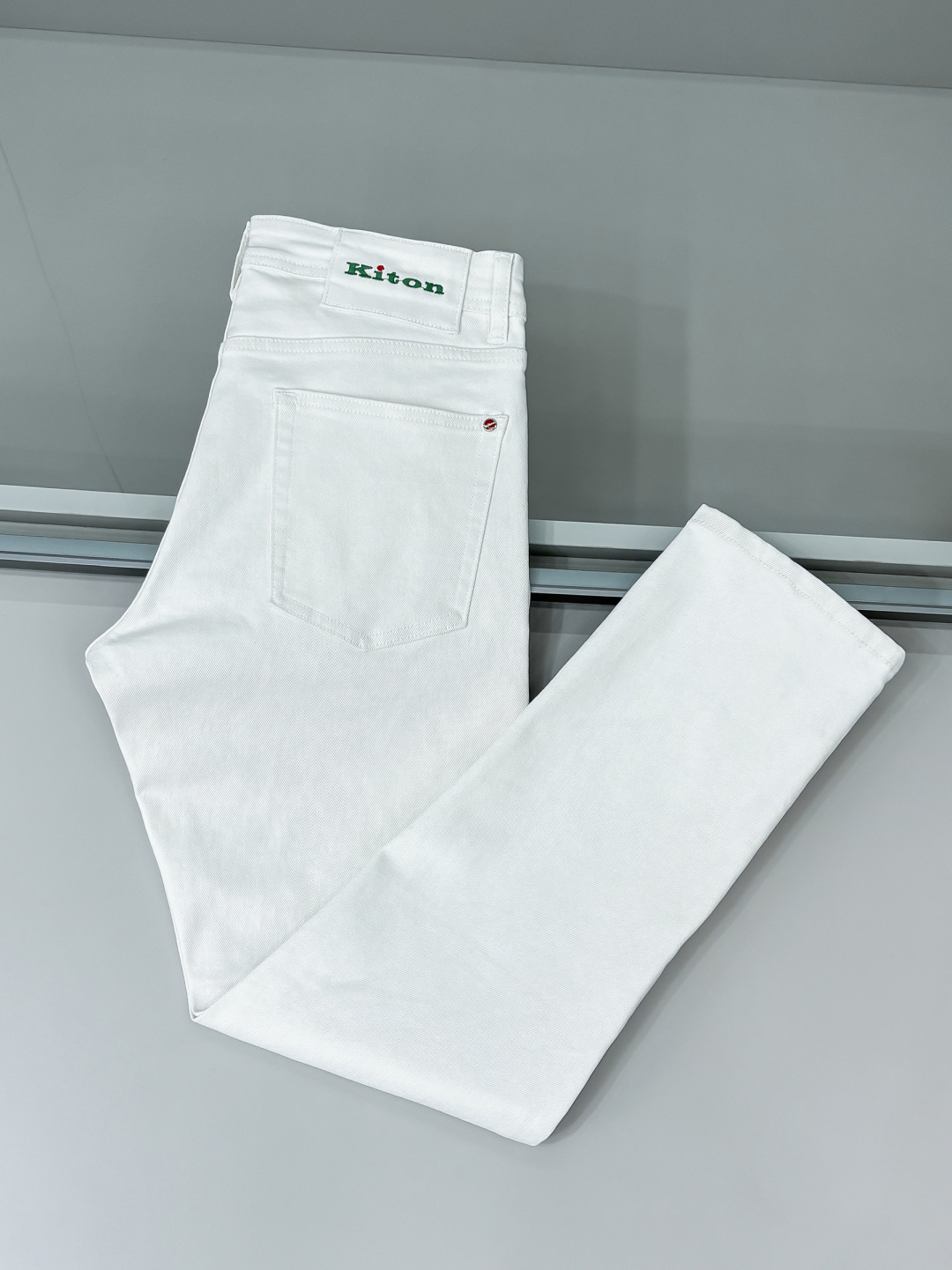 NO:162572,Details: The ceiling in the denim. Rolls-Royce, high-end beauty, invincible in any fabric style. KITON# 25 Spring and summer original single men's fashion casual denim jeans, Hong Kong foreign company channel goods, high-end Japanese OEM production, heavy platinum-grade products, counter same channel orders, 8K !  Officially announced the style of painting album poster!  Predictable single items, a pair of jeans dominated by fabrics and craftsmanship, abandons the previous style and tone and takes the minimalist route. They are very pure and neat and clean, and the level of control in terms of dressing is not limited. They can be business or casual and fashionable, both solemn and harmonious, and have a full aura!  Customer-supplied high-quality imported denim original color fabric, specially selected Japanese Okayama pure 13oz ounce denim fabric, heavy environmentally friendly plant enzyme washing process, the texture has a light retro color, which is quite beautiful. The fabric is soft and delicate after washing, but has a strong bones and a little elastic, providing an excellent comfort experience, without any damage to the craft elements throughout the body, retaining the purest tannin color!  The details are impeccable, perfectly following the elements of the new season. The latest waist leather mark highlights the brand characteristics. Combined with elegant brand elements, it highlights the quality of the details. It is equipped with the iconic twisted buttons of the season, which adds a lot of visual points. It is fashionable and modern, and is very exquisite. It highlights the brand identity in the details and strongly reflects the overall luxury and high-end feeling!  The color matching is a classic and fashionable high-end counter color, with tough and capable lines, which meets the most popular color for men. It is very pure saturation gray, with perfect style and excellent hip lifting effect. It can easily sweep any top matching in the wardrobe. It has extensive compatibility and is satisfied with various daily outfits. It has a lot of upper body styles and must-have trousers for quality control and denim control!  Color blue Size 29 30 31 32 33 34 36 38,,jeans,alexander wang19860909细节 牛仔里的天花板.劳斯莱斯 高端尤物 无论面料版型都无敌的纯在.KITON# 25 春夏原单男士时装休闲丹宁牛仔裤,香港洋行渠道货,高端日本代工出品,重磅白金级臻品,专柜同渠道订单,8K ！官宣画册海报穿搭款！ 可预测性的爆卖单品,以面料和工艺为主导的一款牛仔裤,摒弃了以往的风格与基调,走了极简的路线,非常纯粹且利落干净,穿搭性方面驾驭层次不受局限,即可商务也可休闲时髦,亦庄亦谐,自带满格气场！ 客供高级进口的丹宁原色面料,特选日本冈山纯正13oz 盎司牛仔布料,重磅环保植物酵素水洗工艺,肌理有着淡淡的复古色彩,相当漂亮,面料经过水洗后柔软细腻,但筋骨感极强,且略带弹力,提供了绝佳的舒适体验,通身无任何工艺元素破坏,保留了最纯粹的丹宁本色！ 细节无可挑剔,完美沿袭了新一季的元素,最新的腰部皮标彰显了品牌特质,结合优雅的品牌元素,凸显了细节之品质感,搭载当季标志性扭曲纽扣,视觉方面加分不少,时髦而摩登,非常精湛,于细节之处即彰显了品牌身份又强烈体现出整体的奢华与高级感！ 配色属于经典时尚高级专柜色,硬朗干练的线条,符合男性最为心头好的色调,非常纯粹的饱和度灰,版型剪裁完美,提臀修身效果绝佳,可轻松横扫衣橱任何的上装搭配,兼容性广泛,满足于日常各种穿搭,上身型款十足,于品质控及牛仔迷控者必入型裤装！ 颜色蓝色 尺码29 30 31 32 33 34 36 38,,jeans,alexander wang,Men's clothing