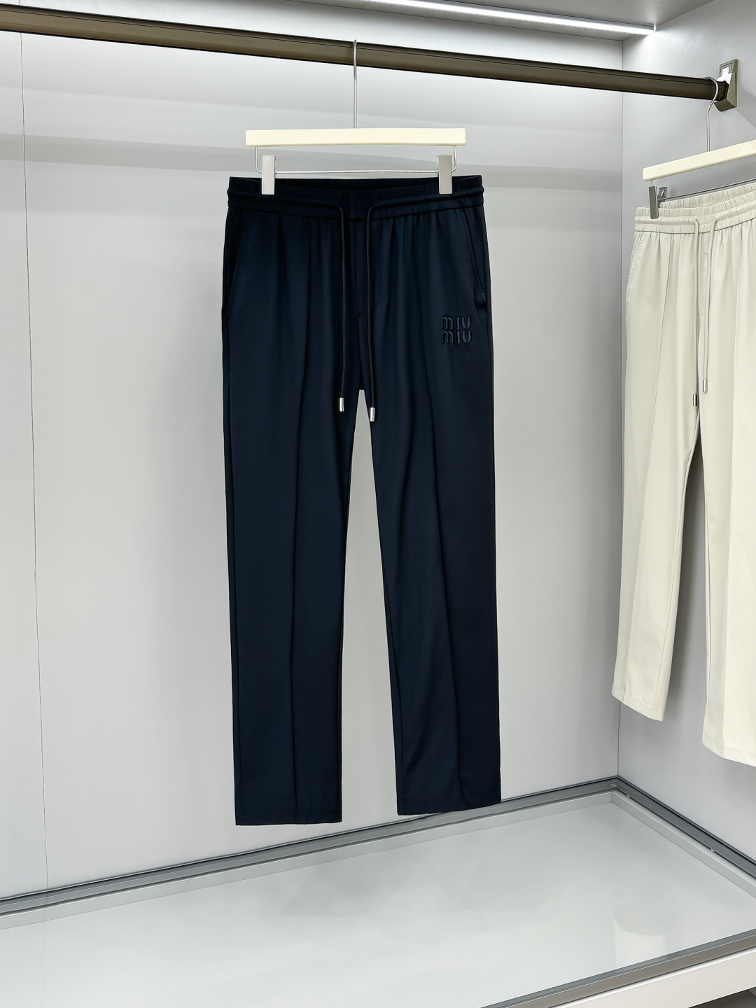 NO:162574,MIUMIU 2025 early spring new style. The imported fabric style is simple and versatile, not picky about people and full of details!  But it doesn't look too high-profile. The upper body is handsome and stylish, and the tone is full of style. The waist workmanship, overall tailoring, the upper body effect are impeccable, and the style is excellent. Whether it is at work or leisure, it can be perfectly controlled. Color black khaki size M-3XL, miumiu, alexander wang19860909MIUMIU 2025早春新款.进口面料款式简约百搭款,不挑人穿,细节感十足！但也不会显得过于高调.上身帅气有型,腔调十足.腰头的做工,整体的剪裁,上身效果都无可挑剔,版型超赞；无论是上班还是休闲,都可以完美驾驭. 颜色黑色 卡其 码数M-3XL,,miumiu,alexander wang,Men's clothing