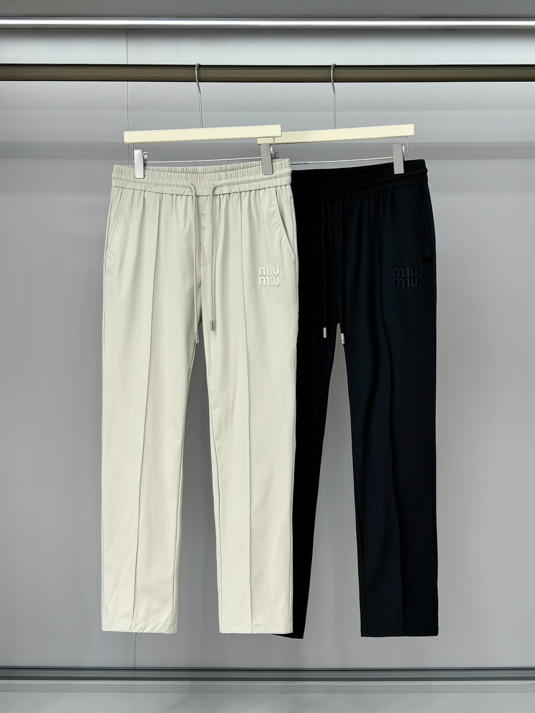 NO:162576,Photo details MIUMIU 2025 early spring new style. Imported fabric styles are simple and versatile, not picky about people to wear, full of detail!  But it doesn't look too high-profile. The upper body is handsome and stylish, and the tone is full of style. The waist workmanship, overall tailoring, the upper body effect are impeccable, and the style is excellent. Whether it is at work or leisure, it can be perfectly controlled. Color black khaki size M-3XL, miumiu, alexander wang19860909合照细节 MIUMIU 2025早春新款.进口面料款式简约百搭款,不挑人穿,细节感十足！但也不会显得过于高调.上身帅气有型,腔调十足.腰头的做工,整体的剪裁,上身效果都无可挑剔,版型超赞；无论是上班还是休闲,都可以完美驾驭. 颜色黑色 卡其 码数M-3XL,,miumiu,alexander wang,Men's clothing