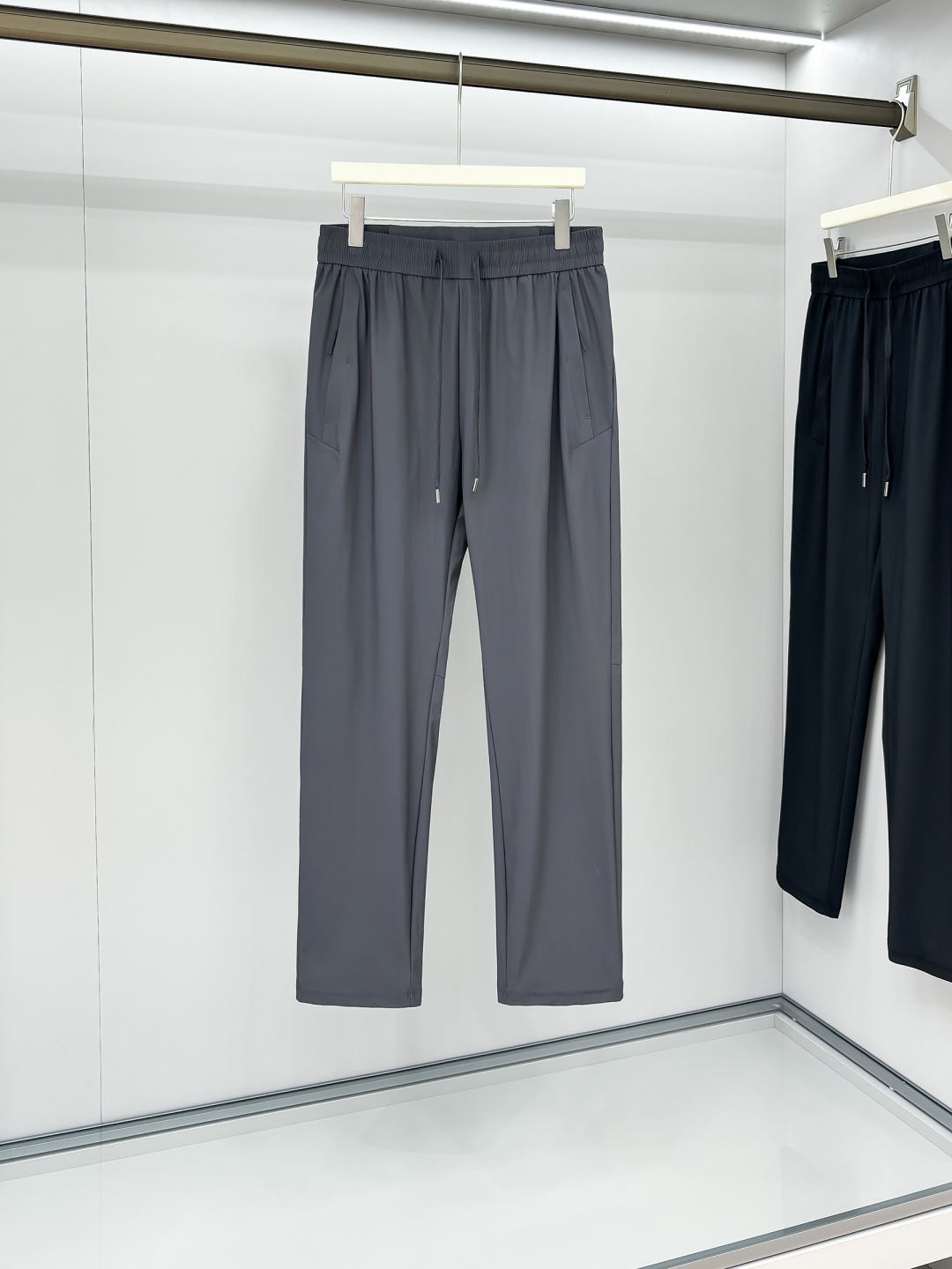 NO:162579,ARCTER*X Original Archaeological Bird 2025 spring and summer new casual sports style casual pants, outdoor brands may first think of Canadian goose and Archaeological Bird. It gives people a feeling of trying out the label!  In addition to having great attainments in style design, the most obvious or most expert should be to have deeper and unique insights and attainments in fabrics. Through continuous structural research and problem-solving, and characterized by unique research on fabrics, these alone are enough to support it to become the first-rate new logo brand image in the clothing manufacturing industry. This fabric feels smooth and soft, and has both natural beauty and comfort. The large body style is cut cleanly and cleanly, and the fabric shows a different hazy structural beauty. The fabric and its skills test the workers, which can be smooth and smooth without wrinkles, are really a test of the handmade worker!  Make the overall clean and neat, without leaving a trace of thread. Nowadays, men who pursue life are more refined in life, size M-3XL, arc'teryx, alexander wang19860909ARCTER*X始*祖鸟 2025春夏新款休闲运动风格休闲裤,户外品牌可能大家第一想到的就是加拿大鹅、始祖鸟.给人一种标签试的感觉！除了在款式设计上颇有造诣之外,最明显或者说最为拿手的,应该就是在面料上的拥有更深独特见解跟造诣了.通过不断地结构研究和问题处理,在以面料独特研究为特征,仅凭这些就已经足以支撑其成为服装制造行业中,首屈可数的新标志品牌形象.此款面料手感细滑柔软,同时兼具自然美感跟舒适度.大身上版型裁剪简洁干净,面料上显现出了不一样朦胧的结构性美感来.面料及其考验工人的技术,能做到平整服帖又不起皱,真的是很考验每位师傅的手工制作！使得整体干净利索,不留一丝线头.现在对于生活有所追求的男性也在生活中更为精致,尺码M-3XL,arc'teryx,alexander wang,Men's clothing