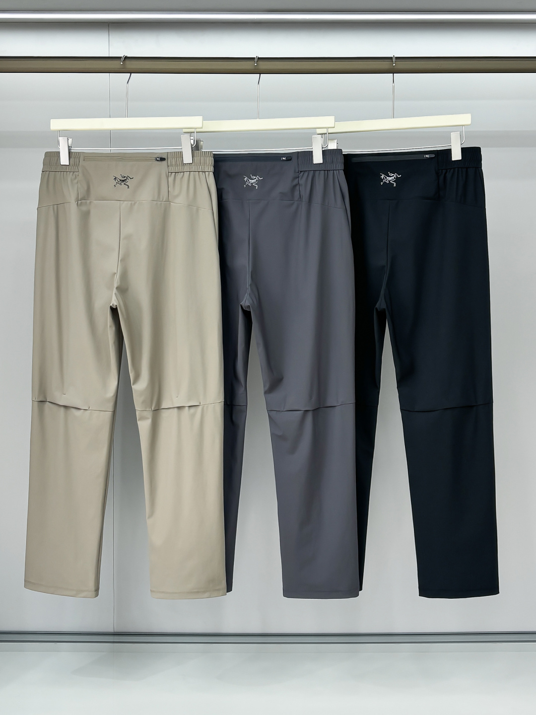 NO:162582,Photo details ARCTER*X Original Archaeological Bird 2025 spring and summer new casual sports style casual pants, outdoor brands may first think of Canadian goose and Archaeological Bird. It gives people a feeling of trying out the label!  In addition to having great attainments in style design, the most obvious or most expert should be to have deeper and unique insights and attainments in fabrics. Through continuous structural research and problem-solving, and characterized by unique research on fabrics, these alone are enough to support it to become the first-rate new logo brand image in the clothing manufacturing industry. This fabric feels smooth and soft, and has both natural beauty and comfort. The large body style is cut cleanly and cleanly, and the fabric shows a different hazy structural beauty. The fabric and its skills test the workers, which can be smooth and smooth without wrinkles, are really a test of the handmade worker!  Make the overall clean and neat, without leaving a trace of thread. Nowadays, men who pursue life are more refined in life, size M-3XL, arc'teryx, alexander wang19860909合照细节 ARCTER*X始*祖鸟 2025春夏新款休闲运动风格休闲裤,户外品牌可能大家第一想到的就是加拿大鹅、始祖鸟.给人一种标签试的感觉！除了在款式设计上颇有造诣之外,最明显或者说最为拿手的,应该就是在面料上的拥有更深独特见解跟造诣了.通过不断地结构研究和问题处理,在以面料独特研究为特征,仅凭这些就已经足以支撑其成为服装制造行业中,首屈可数的新标志品牌形象.此款面料手感细滑柔软,同时兼具自然美感跟舒适度.大身上版型裁剪简洁干净,面料上显现出了不一样朦胧的结构性美感来.面料及其考验工人的技术,能做到平整服帖又不起皱,真的是很考验每位师傅的手工制作！使得整体干净利索,不留一丝线头.现在对于生活有所追求的男性也在生活中更为精致,尺码M-3XL,arc'teryx,alexander wang,Men's clothing