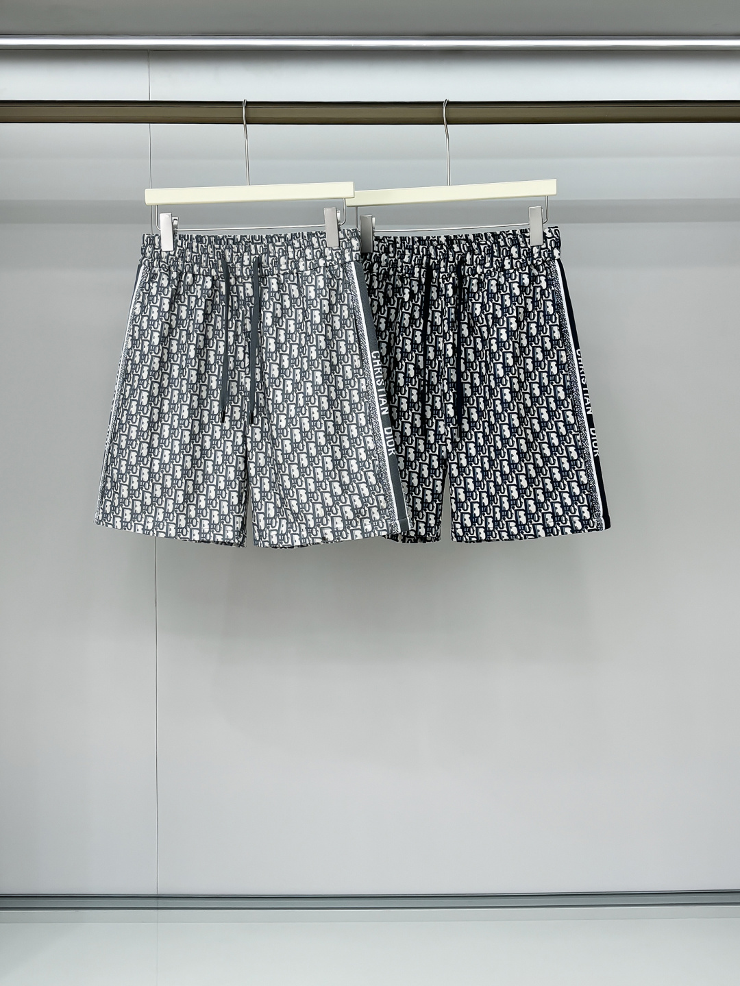 NO:162595,Photo details Dior2025 spring and summer new jacquard logo couple shorts high version original custom top fabric, the same high-density fabric as internet celebrities, customized jacquard logo fabric, very high-end and stylish!  The fabric feels very comfortable and a super versatile and beautiful shorts!  !  Complete three standards, same style for men and women, essential models for human hands Size M-3XL,,dior,shorts,alexander wang19860909合照细节 Dior2025春夏新款提花logo情侣款短裤高版本 原版定制顶级面料,网红明星同款高密度面料,定制提花logo面料,很高档、很有范儿！面料手感非常舒服 超级百搭好看的一款短裤！！三标齐全 男女同款 人手必备款 尺码M-3XL,,dior,shorts,alexander wang,Men's clothing