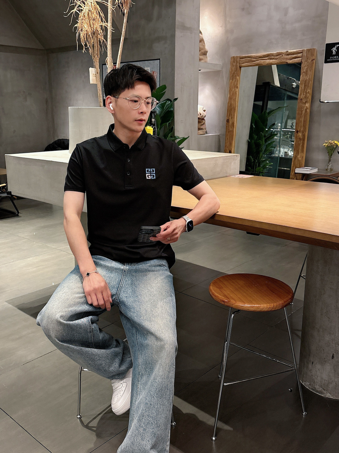 NO:684029,GVC2026 latest men's short-sleeved Polo shirt, the brand's latest design elements!  It’s neither monotonous nor complicated, just the right amount to show off your taste!  Top-quality customized fabrics for customers!  Comfortable, sweat-absorbent and breathable are not a problem at all. The unique luxury feel of the fabric presents a simple and elegant temperament!  Chest brand logo embroidery logo craftsmanship!  The quality and appearance are the most perfect and full three-dimensional! Standard cutting design!  Every detail is in sync with high-end fashion. Color: black, white. Size: M L XL XXL 3XL, T-shirt,19860909GVC2026 最新款男士短袖Polo衫,品牌最新设计元素！既不单调也不复杂,恰到好处的展现品味！客供顶级定制面料！舒适吸汗透气根本不在话下,面料独具的高奢感呈现简约优雅气质！胸前品牌标识刺绣logo工艺！品质品相都是最完美的饱满立体!标准裁剪设计！每一处细节都是与高端时尚同步的体现 颜色黑色 白色 尺码: M L XL XXL 3XL,,T-shirt,,Men's clothing