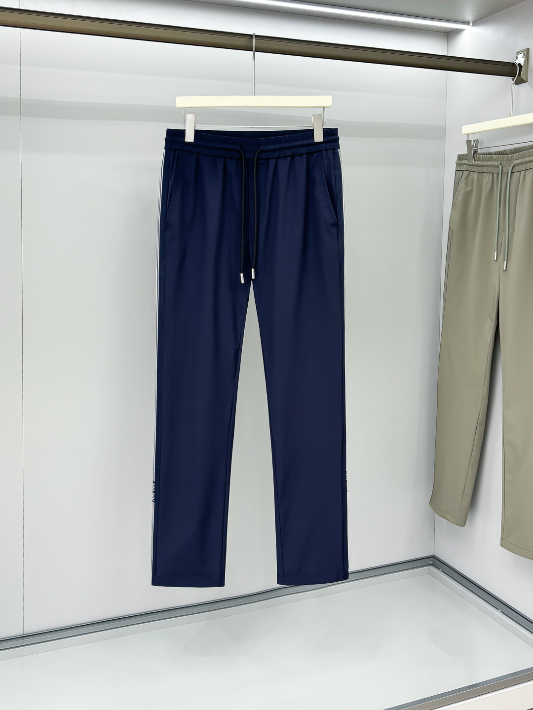 NO:162562,MIUMIU 2025 early spring new style. The imported fabric style is simple and versatile, not picky about people and full of details!  But it doesn't look too high-profile. The upper body is handsome and stylish, and the tone is full of style. The waist workmanship, overall tailoring, the upper body effect are impeccable, and the style is excellent. Whether it is at work or leisure, it can be perfectly controlled. Color black khaki size M-3XL, miumiu, alexander wang19860909MIUMIU 2025早春新款.进口面料款式简约百搭款,不挑人穿,细节感十足！但也不会显得过于高调.上身帅气有型,腔调十足.腰头的做工,整体的剪裁,上身效果都无可挑剔,版型超赞；无论是上班还是休闲,都可以完美驾驭. 颜色黑色 卡其 码数M-3XL,,miumiu,alexander wang,Men's clothing