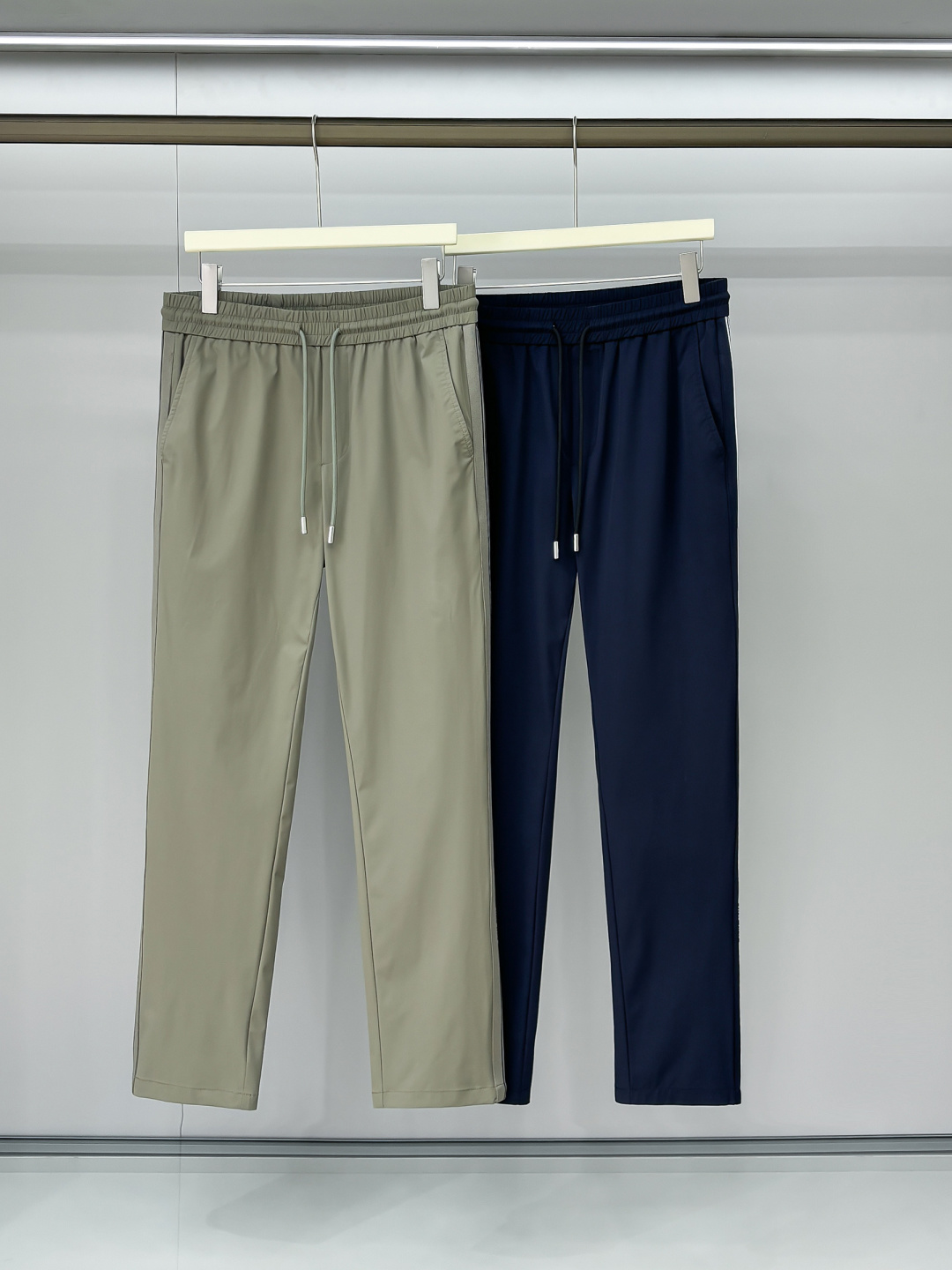 NO:162564,Photo details MIUMIU 2025 early spring new style. Imported fabric styles are simple and versatile, not picky about people to wear, full of detail!  But it doesn't look too high-profile. The upper body is handsome and stylish, and the tone is full of style. The waist workmanship, overall tailoring, the upper body effect are impeccable, and the style is excellent. Whether it is at work or leisure, it can be perfectly controlled. Color black khaki size M-3XL, miumiu, alexander wang19860909合照细节 MIUMIU 2025早春新款.进口面料款式简约百搭款,不挑人穿,细节感十足！但也不会显得过于高调.上身帅气有型,腔调十足.腰头的做工,整体的剪裁,上身效果都无可挑剔,版型超赞；无论是上班还是休闲,都可以完美驾驭. 颜色黑色 卡其 码数M-3XL,,miumiu,alexander wang,Men's clothing