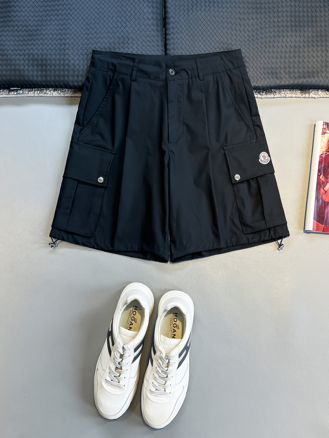 NO:476735,Treasure-grade shorts MONCLE* 25sS first single spring and summer new product, cool and handsome high-end single-piece work shorts, logo label, high-end and fashionable pockets on both sides, imported fabrics are quite spacious and comfortable, original mold-opening custom hardware buttons, customized original fabric The iconic MONCLER logo embroidery on the pocket adds the finishing touch, the classic and unpicked style is so handsome!  The upper body is super cool!  Reduce your age and be handsome!  Three sizes: M-3XL, Moncler, shorts, alexander wang19860909宝藏级短裤 MONCLE* 蒙口 25sS首单发春夏新品,潇洒帅气的高级单品工装短裤,logo标签 两侧口袋高级时髦,进口面料质感挺阔舒适,原版开模定制五金纽扣,定制原版面料 口袋上标志性MONCLER徽标彰绣平添了点睛之笔 , 经典不挑人版型巨帅 ！上身超飒！ 减龄帅气！三标齐 尺码:M-3XL,,Moncler,shorts,alexander wang,Men's clothing