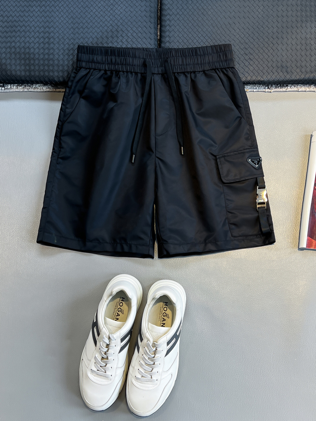 NO:476741,High-quality hardware and layout fabric PRA woven pockets Triangle logo classic logoLOGO 2025SS new shorts, customized fabric. Customized trouser rope hardware has a strong texture, smoothness, comfortable and breathable upper body, fashionable and casual outfit Color: Four colors Number of codes: M-3XL, prada, shorts, alexander wang19860909高品质 对版五金对版面料 PRA梭织口袋 三角标经典logoLOGO 2025SS新款短裤,定制面料.定制裤绳五金质感强,顺滑,上身舒适透气,时尚休闲穿搭  颜色: 四色 码数:M-3XL,,prada,shorts,alexander wang,Men's clothing