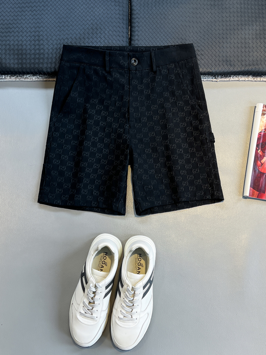 NO:476711,GU25SS spring and summer new GG jacquard logo cotton shorts, men's red and green woven label decorative fashionable casual and versatile shorts!  Trading companies have sparse channels and are released on the official website at the same time!  GG jacquard shorts, as a model work that emphasizes both fashion and quality, each of its details contains extraordinary craftsmanship and unique brand charm!  This shorts are made of customized pure cotton. The texture is not only crisp and stylish, but also ensures three-dimensional cutting and smooth lines when worn, but also allows the skin to enjoy natural breathing all day without losing comfort and breathability!  What really makes this shorts stand out is the classic GG pattern jacquard decoration carefully woven on the fabric through exquisite jacquard craftsmanship. This is not only a decoration, but also an intuitive display of the brand spirit!  With its delicate texture and distinct visual effects, the jacquard craft interprets the GG pattern into a retro and fashionable style. Each needle and thread reveals the ultimate pursuit of details, making the whole shorts full of a strong brand tone, allowing people to recognize their unique identity at a glance!  In the design, the combination of practicality and beauty is also emphasized. The double-closing design with branded buttons and zippers engraved with brand words is specially adopted, which not only ensures the convenience of wearing, but also cleverly incorporates brand elements, enhancing the overall sense of fashion!  The details of the red and green woven label in the back pocket are the finishing touch. Not only are the bright colors, but they form a sharp contrast with the overall tone, but their delicate weaving process also demonstrates the brand's extraordinary skills in detail processing, which makes people admire the details so unscrupulous!  Black/Apricot/Gray, three colors into it!  Size M-3XL M size waist 76cm-hip circumference 98cm-front 30cm-thigh circumference 62cm-thigh circumference 46cm L size waist 79cm-hip circumference 101cm-front 31cm-thigh circumference 64cm-thigh circumference 47cm XL size waist 82cm-thigh circumference 104cm-front 32cm-thigh circumference 66cm-thigh circumference 48cm XXL size waist 86cm-thigh circumference 108cm-front 33cm-thigh circumference 68cm-thigh circumference 49cm 3XL size waist 90cm-thigh circumference 112cm-front 33cm-thigh circumference 70cm-thigh circumference 50cm Size recommendation (standard version) Height 174-140 catties, try on L size appropriate!  A boy can choose M code within 130 catties, a L code for 130-143 catties, a XL code for 143-156 catties, a XXL code for 156-170 catties, and a 3XL code for 170-185 catties!  ,,shorts,alexander wang19860909GU25SS春夏新款GG提花标识全棉短裤,男士红绿织唛装饰时尚休闲百搭短裤！贸易公司渠道稀出,同步官网发售！GG提花短裤,作为时尚与品质并重的典范之作,其每一处细节都蕴含着不凡的匠心与独特的品牌魅力！ 这款短裤选用客供定制纯棉材质,不仅质地挺括有型,确保了穿着时的立体剪裁与流畅线条,更在不失舒适透气性的前提下,让肌肤享受全天候的自然呼吸！而真正让这条短裤脱颖而出的,是其面料上经过精湛提花工艺精心织造出的满幅经典GG图案提花装饰,这不仅仅是一种装饰,更是品牌精神的直观展现！提花工艺以其细腻的纹理与层次分明的视觉效果,将GG图案演绎得复古而时髦,每一针每一线都透露出对细节的极致追求,使得整件短裤充满了浓厚的品牌调性,让人一眼便能辨认出其独特的身份标识！ 在设计上同样注重实用与美观的结合,门襟处特别采用了刻有品牌字样的纽扣与拉链双重开合设计,既保证了穿着的便捷性,又巧妙地融入了品牌元素,提升了整体的时尚感！而后兜处的红绿织唛细节,更是点睛之笔,不仅色彩鲜明,与整体色调形成鲜明对比,更以其细腻的织造工艺,展现了品牌在细节处理上的不凡功力,让人不禁赞叹其细节之处竟也如此无法挑剔！黑色/杏色/灰色,三色入！尺码M-3XL M码腰围76cm-臀围98cm-前档30cm-大腿围62cm-裤长46cm L码腰围79cm-臀围101cm-前档31cm-大腿围64cm-裤长47cm XL码腰围82cm-臀围104cm-前档32cm-大腿围66cm-裤长48cm XXL码腰围86cm-臀围108cm-前档33cm-大腿围68cm-裤长49cm 3XL码腰围90cm-臀围112cm-前档33cm-大腿围70cm-裤长50cm 尺码推荐（标准版型） 身高174-140斤,试穿L码合适！ 男生体重130斤以内选择M码,130-143斤选择L码,143-156斤选择XL码,156-170斤选择XXL码,170-185斤选择3XL码！,,shorts,alexander wang,Men's clothing