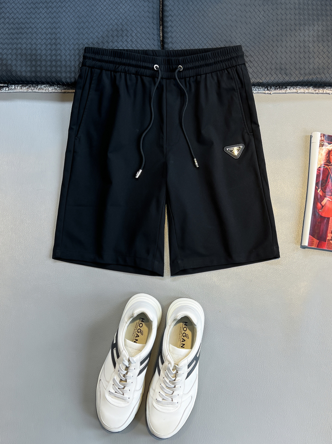 NO:476716,PRA25SS spring and summer new black twill drawstring shorts, men's reflective letter logo printed fashionable casual shorts cropped pants!  Trading companies have sparse channels and are on sale on the leading official website!  Pjia’s new reflective logo shorts have won the love and pursuit of consumers with their unique design, selected fabrics and excellent wearing experience!  The fabric is made of a customer-made light and light twill cotton. It not only feels soft and has excellent breathability, but also brings a hint of coolness in the hot summer days!  It is light and thin without losing texture, allowing people to feel the charm of fashion when wearing it, and enjoy a comfortable and natural experience!  The front design of the shorts is particularly eye-catching, with metal triangle badges embedded on it, shining with a unique light!  This badge not only demonstrates the brand's dignity and quality, but also becomes the finishing touch of the entire shorts!  It echoes the reflective logo print on the back pocket, forming a visual unity and harmony!  This design not only enhances the overall aesthetics of the shorts, but also provides additional security for the wearer in the night or in darker light environments!  The drawstring elastic waist design allows the waistline of the shorts to be freely adjusted according to personal comfort. Whether it is tight or loose, it can be easily controlled, meeting the wear needs of different groups of people!  Size M-3XL M size waist 76/82cm-hip circumference 94cm-front 27cm-thigh circumference 58cm-trouser length 50cm L size waist 80/86cm-thigh circumference 98cm-front 28cm-thigh circumference 60cm-trouser length 51cm XL size waist 84/90cm-thigh circumference 102cm-front 29cm-thigh circumference 62cm-trouser length 52cm XXL size waist 88/94cm-thigh circumference 106cm-trouser length 30cm-thigh circumference 64cm-trouser length 53cm 3XL size waist 92/98cm-thigh circumference 110cm-front 30cm-thigh circumference 66cm-trouser length 54cm Size recommendation (standard version)  Height is 174-140 catties, it is suitable to try on the L size!  A boy can choose M code within 130 catties, a L code for 130-143 catties, a XL code for 143-156 catties, a XXL code for 156-170 catties, and a 3XL code for 170-186 catties!  ,,prada,shorts,alexander wang19860909PRA25SS春夏新款黑色斜纹棉布抽绳短裤,男士反光字母标识印花时尚休闲短裤五分裤！贸易公司渠道稀出,领先官网发售！P家全新反光标识短裤以其独特的设计、精选的面料以及出色的穿着体验,赢得了广大消费者的喜爱和追捧！ 面料采用的是客供定制的轻薄斜纹棉布,不仅触感柔软,透气性极佳,而且在炎炎夏日里也能带来一丝凉爽！轻薄而不失质感,让人在穿着时既能感受到时尚的魅力,又能享受到舒适的自然体验！短裤的前幅设计尤为引人注目,金属三角标徽章镶嵌其上,闪耀着独特的光芒！这枚徽章不仅彰显了品牌的尊贵与品质,更成为了整款短裤的点睛之笔！它与后兜上的反光标识印花遥相呼应,形成了一种视觉上的统一与和谐！这种设计不仅提升了短裤的整体美感,更在夜晚或光线较暗的环境中,为穿着者提供了额外的安全保障！抽绳式松紧裤腰设计,使得短裤的腰围可以根据个人的舒适度进行自由调节,无论是紧束还是宽松,都能轻松驾驭,满足了不同人群的穿着需求！尺码M-3XL M码腰围76/82cm-臀围94cm-前档27cm-大腿围58cm-裤长50cm L码腰围80/86cm-臀围98cm-前档28cm-大腿围60cm-裤长51cm XL码腰围84/90cm-臀围102cm-前档29cm-大腿围62cm-裤长52cm XXL码腰围88/94cm-臀围106cm-前档30cm-大腿围64cm-裤长53cm 3XL码腰围92/98cm-臀围110cm-前档30cm-大腿围66cm-裤长54cm 尺码推荐（标准版型） 身高174-140斤,试穿L码合适！ 男生体重130斤以内选择M码,130-143斤选择L码,143-156斤选择XL码,156-170斤选择XXL码,170-186斤选择3XL码！,,prada,shorts,alexander wang,Men's clothing