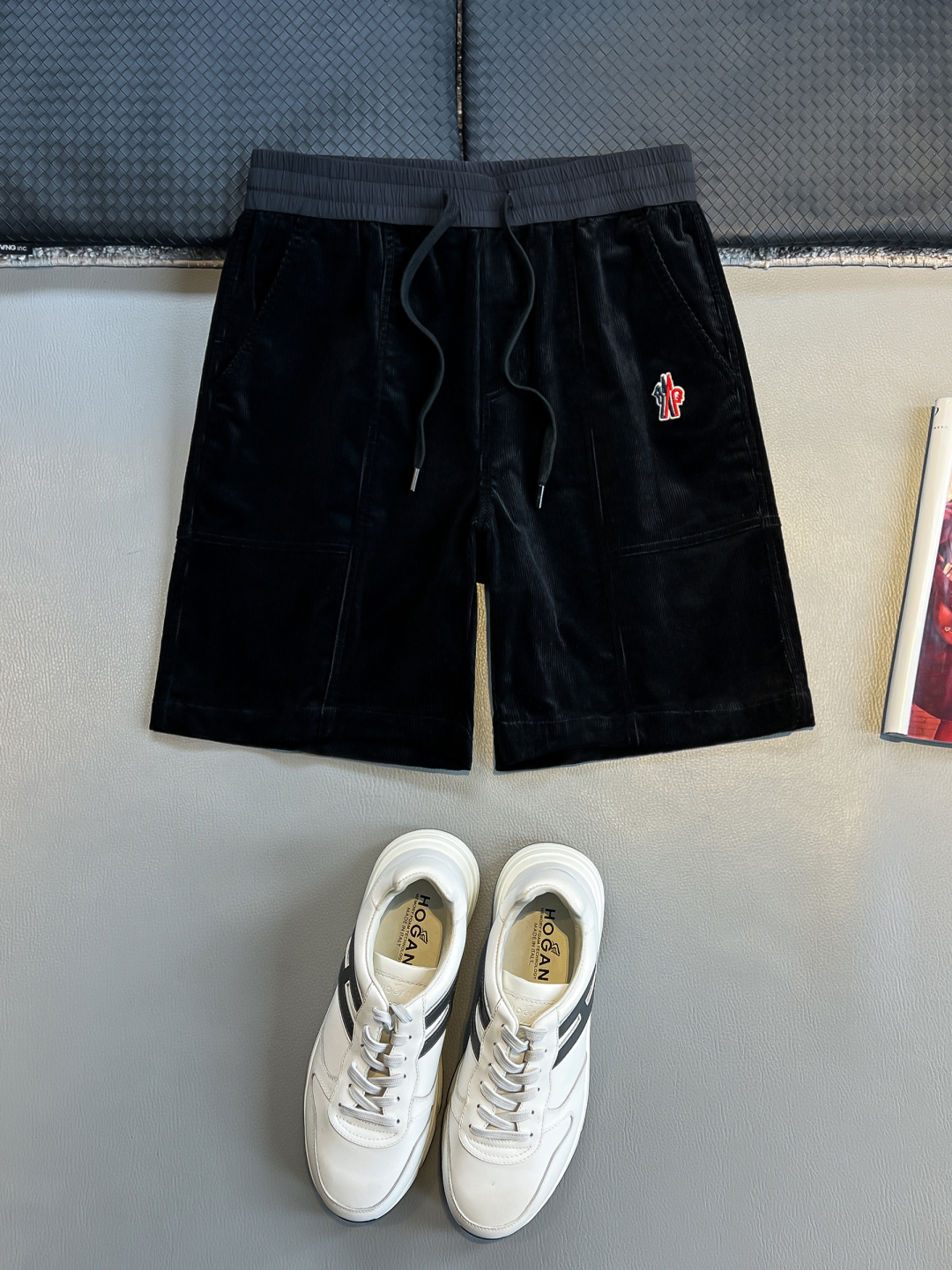 NO:476729,MOC25SS spring and summer new corduroy cotton drawstring shorts, men's woven fabric splicing embroidered back pocket fashion casual shorts five-point pants!  Trading companies have sparse channels and are released on the official website at the same time!  Farmont’s new corduroy shorts have become the leader in the fashion industry with their exquisite craftsmanship, unique design and excellent comfort!  This shorts are made of custom corduroy cotton fabric. It not only has a soft texture, but also has a clear texture on the surface and a delicate touch, making it unforgettable!  It has good breathability and hygroscopicity, which ensures that the wearer enjoys a refreshing and comfortable experience even in hot summer days!  The front design of the shorts is unique, and the classic red and blue badge patterns appear on it. This is not only a symbol of the brand, but also a tribute to classic and fashion!  This badge pattern echoes the woven fabric splicing embroidery in the back pocket, forming a unique visual impact, allowing people to feel the extraordinaryness of this shorts at a glance!  The waist design of the trouser is designed with drawstring elastic design. This design not only makes it more convenient to wear, but also allows free adjustment of the elasticity according to the personal waist circumference, ensuring that the wearer can always enjoy a comfortable and not tight wearing experience!  This design not only reflects the brand's ultimate pursuit of details, but also makes this shorts a versatile and unscrupulous fashion item!  Light green/Ruo blue/Black, three colors into it!  Size M-3XL M size waist 72/78cm-Hip circumference 106cm-front 32cm-thigh circumference 64cm-trouser length 49cm L size waist 76/82cm-Hip circumference 110cm-front 33cm-thigh circumference 66cm-trouser length 50cm XL size waist 80/86cm-Hip circumference 114cm-front 33cm-thigh circumference 68cm-trouser length 51cm XXL size waist 84/90cm-Hip circumference 118cm-front 34cm-thigh circumference 70cm-trouser length 52cm 3XL size waist 88/94cm-Hip circumference 122cm-front 34cm-thigh circumference 72cm-trouser length 53cm Size recommended (standard version)  Height is 174-140 catties, it is suitable to try on the L size!  Boys weigh less than 130 catties and choose M code, 130-142 catties and choose L code, 142-155 catties and choose XL code, 155-168 catties and choose XXL code, 168-183 catties and 3XL code!  ,,shorts,alexander wang19860909MOC25SS春夏新款灯芯绒全棉抽绳短裤,男士梭织面料拼接刺绣后兜时尚休闲短裤五分裤！贸易公司渠道稀出,同步官网发售！法蒙家新款灯芯绒短裤以其精湛的工艺、独特的设计和卓越的舒适性,成为了时尚界的佼佼者！ 这款短裤选用客供定制灯芯绒全棉面料,不仅质地柔软,而且表面坑条肌理清晰,触感细腻,让人一触难忘！它具有良好的透气性和吸湿性,即使在炎炎夏日,也能确保穿着者享受到清爽舒适的体验！短裤的前幅设计独具匠心,经典的红蓝徽章图案跃然其上,这不仅是品牌的象征,更是对经典与时尚的致敬！这一徽章图案与后兜的梭织面料拼接刺绣相呼应,形成了一种独特的视觉冲击力,让人一眼就能感受到这款短裤的不凡之处！在裤腰设计上采用了抽绳松紧设计,这一设计不仅使得穿着更加便捷,而且能够根据个人腰围自由调节松紧度,确保穿着者始终能够享受到舒适不紧绷的穿着体验！这种设计不仅体现了品牌对细节的极致追求,更让这款短裤成为了一款百搭不挑人的时尚单品！浅绿色/宝蓝色/黑色,三色入！尺码M-3XL M码腰围72/78cm-臀围106cm-前档32cm-大腿围64cm-裤长49cm L码腰围76/82cm-臀围110cm-前档33cm-大腿围66cm-裤长50cm XL码腰围80/86cm-臀围114cm-前档33cm-大腿围68cm-裤长51cm XXL码腰围84/90cm-臀围118cm-前档34cm-大腿围70cm-裤长52cm 3XL码腰围88/94cm-臀围122cm-前档34cm-大腿围72cm-裤长53cm 尺码推荐（标准版型） 身高174-140斤,试穿L码合适！ 男生体重130斤以内选择M码,130-142斤选择L码,142-155斤选择XL码,155-168斤选择XXL码,168-183斤选择3XL码！,,shorts,alexander wang,Men's clothing