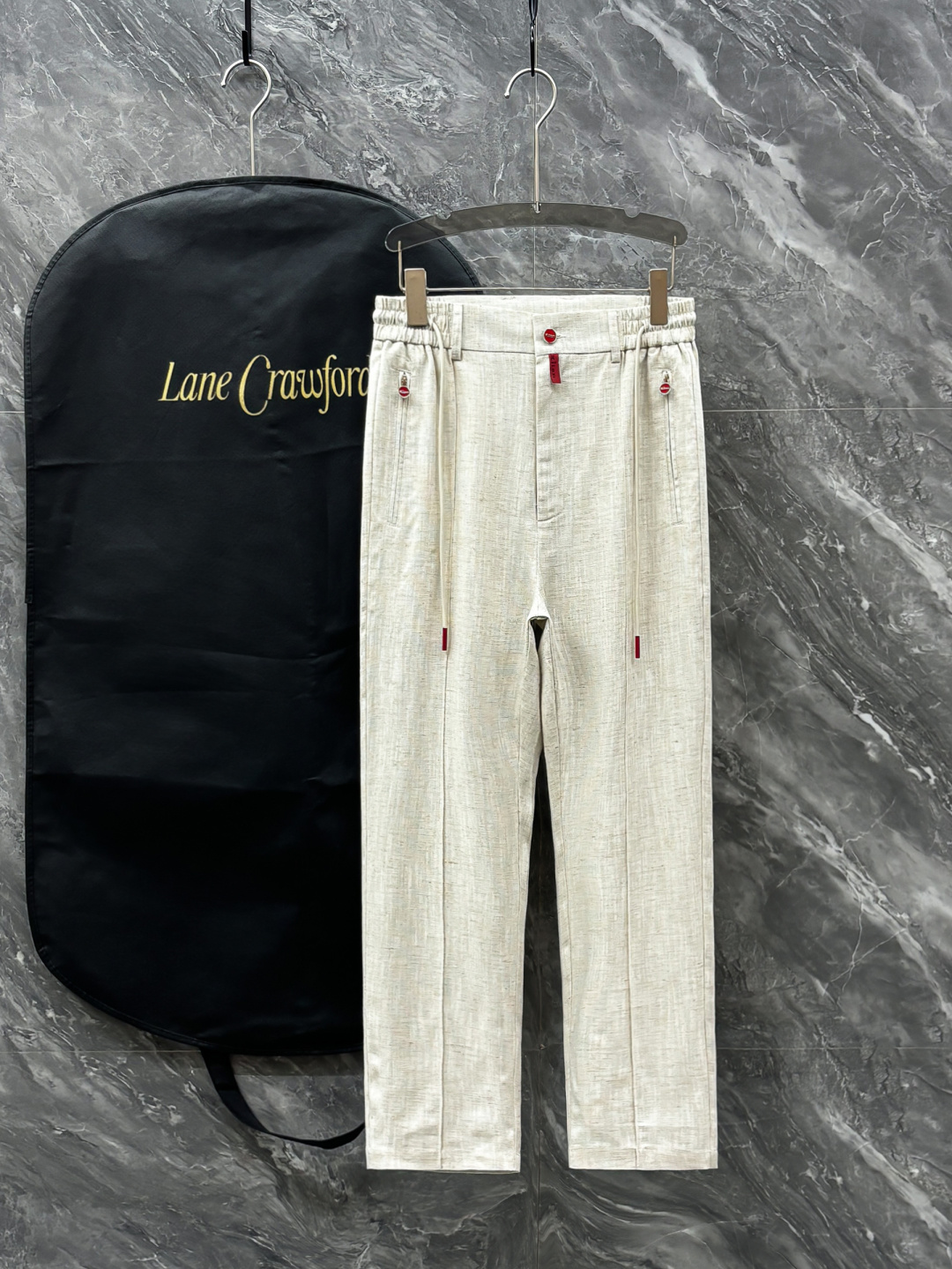 NO:150079,KIT men's high-end linen casual linen pants, linen items are constantly reincarnated in the fashion field, with super high matching and affinity, and are deeply favored by modern urban people!  In terms of design tone, it continues to follow the minimalist route of K's home, and each detail element is rich in its own way. The classic red buttons and red rope heads are soul-like interpretations, greatly enriching the overall visual effect, and strongly proclaiming the brand identity, adding a bit of casualness and elegance!  Customer-supplied linen fabrics, washed with special craftsmanship, perfectly combine comfort and texture beauty, excellent skin-friendliness, with an ice-like feel, and excellent smooth drooping sensibility, and breathability is self-evident. It has a unique style, which is quite pleasing to the eye in terms of vision and full of artistic conception!  Detailed and exquisite, all auxiliary materials are customized, the upper body is excellent, the light luxury aura, and the dressing is extremely high in mixing and matching. A pair of trousers with three colors are available. The number of code M-3XL, alexander wang19860909KIT男士高端亚麻休闲麻裤,亚麻单品在时装领域不断轮回演绎,有着超高的搭配缘和亲和力,深受现代都市人士青睐！在设计基调方面继续沿袭了K家的极简路线,细节元素各自丰富发挥,经典红色纽扣及红色绳头属于灵魂式的诠释,极大的丰富了整体视觉效果,且有力标榜了品牌身份,平添了几分随性与优雅！客供臻选亚麻面料,经特殊工艺水洗处理,完美兼具了舒适感与肌理美感,亲肤性绝佳,自带冰感,顺滑垂感性亦优越,透气性不言而喻.自成一派的独特风格,视觉方面相当耐看,意境十足！细节方面精致考究,辅料全系客供定制,上身效果极佳,满满的轻奢气场,穿搭方面混搭性极高一款裤装 三色齐发 码数M-3XL,,alexander wang,Men's clothing