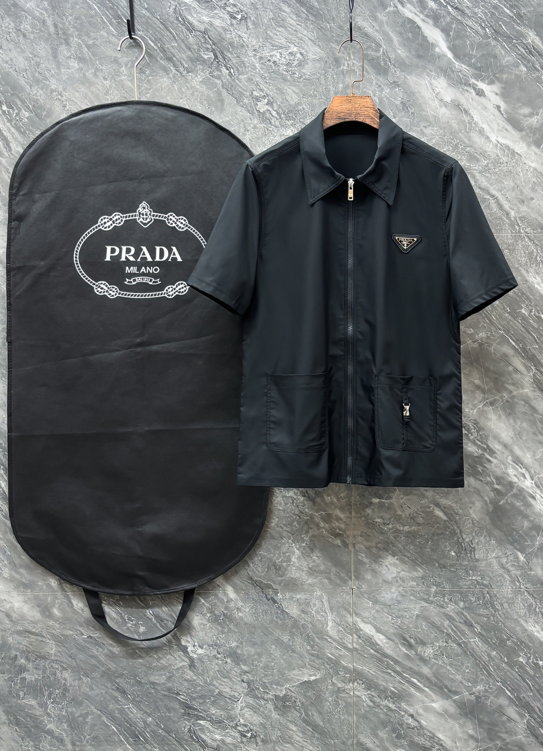 NO:150034,Ppujia 25SS summer new product fashion trend short-sleeved jacket, versatile body effect. Create an elegant and sporty European and American style, super versatile and super durable spring street explosion! Continues the classic hot designs of previous years, quite classic and durable, and its matching performance has been tested by countless people. It is a must-have item for trendy men! Color black white khaki Size: m-3xL,,prada, jackets & coats,T-shirt,alexander wang19860909P普家25SS夏季新品时尚潮流短袖外套,百搭上身效果.一营造欧美雅致运动风尚,超级百搭超级耐看的绝佳春季炸街!延续了往年的经典爆款设计 相当的经典耐看,其搭配性能更是已经经过无数的人的穿搭考验,潮男必备单品! 颜色黑色 白色 卡其色 尺码:m-3xL,,prada,jackets & coats,T-shirt,alexander wang,Men's clothing