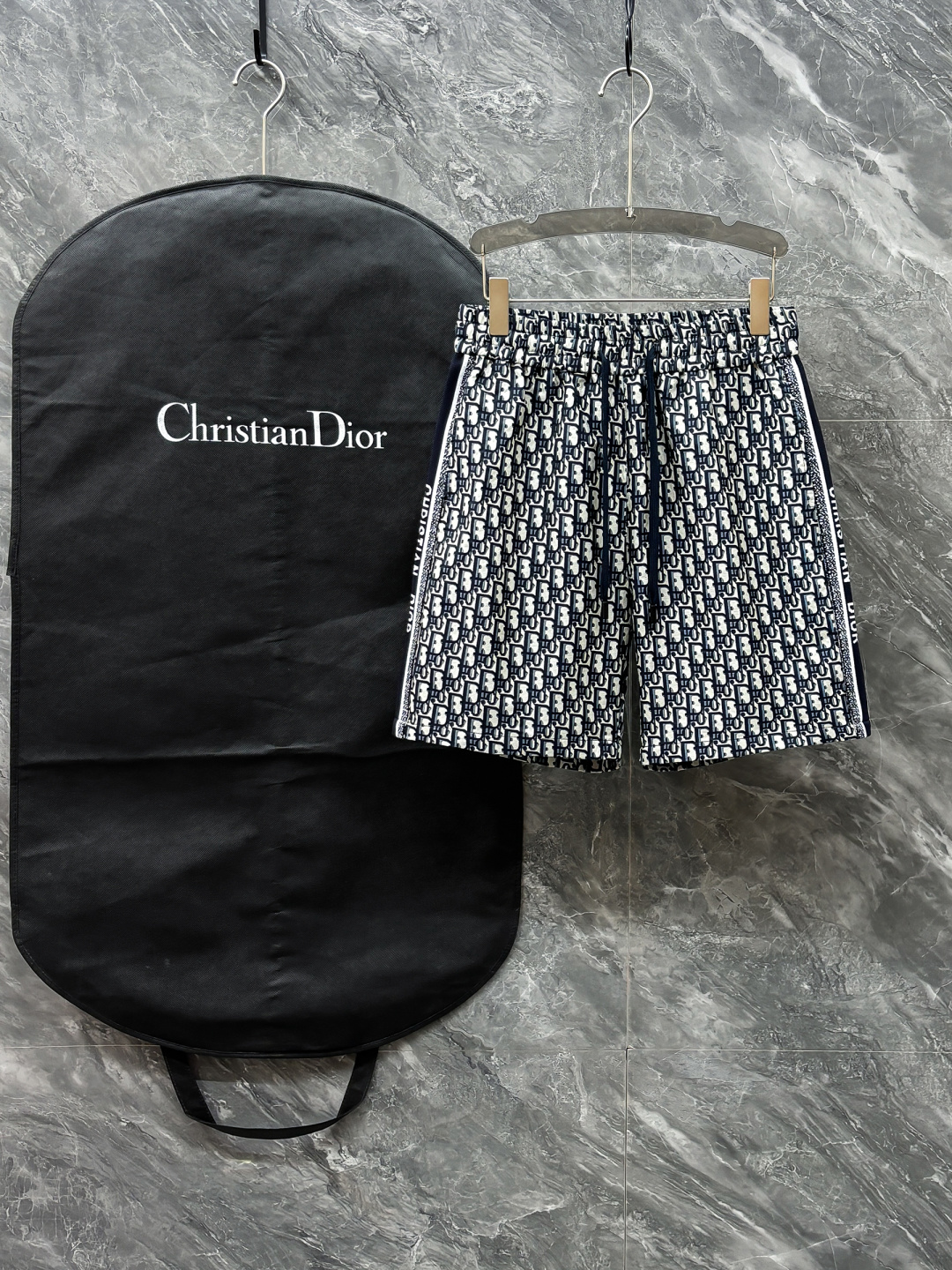 NO:150065,Dior2025 spring and summer new jacquard logo couple shorts high version original custom top fabric, the same high-density fabric as internet celebrities, customized jacquard logo fabric, very high-end and stylish!  The fabric feels very comfortable and a super versatile and beautiful shorts!  !  Complete three standards, same style for men and women, essential models for human hands Size M-3XL,,dior,shorts,alexander wang19860909Dior2025春夏新款提花logo情侣款短裤高版本 原版定制顶级面料,网红明星同款高密度面料,定制提花logo面料,很高档、很有范儿！面料手感非常舒服 超级百搭好看的一款短裤！！三标齐全 男女同款 人手必备款 尺码M-3XL,,dior,shorts,alexander wang,Men's clothing