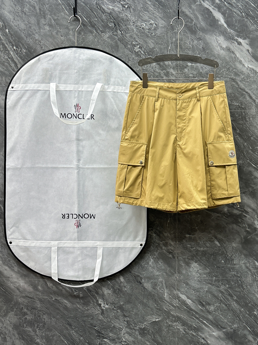 NO:692268,.Normal after-sales service. Normal returns and exchanges. 2026ss treasure-level shorts MONCLE* are covered. The first single release of spring and summer new products, chic and handsome high-end work shorts, logo label. The pockets on both sides are high-end and fashionable. The imported fabric texture is quite wide and comfortable. The original molded custom hardware buttons and the original fabric are customized. The iconic MONCLER logo embroidery on the pocket adds a finishing touch. The classic and unflattering version is handsome!  Super sexy upper body!  Age-reducing and handsome!  All three sizes: M-3XL, Moncler, shorts,19860909.正常售后.正常退换.2026ss宝藏级短裤 MONCLE* 蒙口 首单发春夏新品,潇洒帅气的高级单品工装短裤,logo标签 两侧口袋高级时髦,进口面料质感挺阔舒适,原版开模定制五金纽扣,定制原版面料 口袋上标志性MONCLER徽标彰绣平添了点睛之笔 , 经典不挑人版型巨帅 ！上身超飒！ 减龄帅气！三标齐 尺码:M-3XL,,Moncler,shorts,,Men's clothing