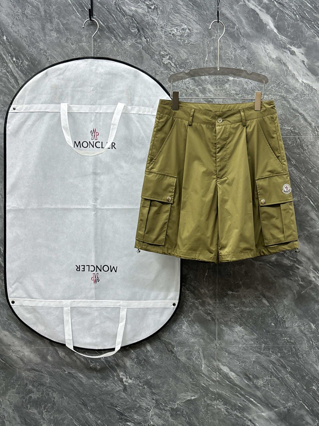 NO:692272,.Normal after-sales service. Normal returns and exchanges. 2026ss treasure-level shorts MONCLE* are covered. The first single release of spring and summer new products, chic and handsome high-end work shorts, logo label. The pockets on both sides are high-end and fashionable. The texture of imported fabrics is quite wide and comfortable. Original molded custom hardware buttons. Customized original fabrics. The iconic MONCLER logo embroidery on the pockets adds a finishing touch. The classic and non-distinguishing version is handsome!  Super sexy upper body!  Age-reducing and handsome!  All three sizes: M-3XL, Moncler, shorts,19860909.正常售后.正常退换.2026ss 宝藏级短裤 MONCLE* 蒙口 首单发春夏新品,潇洒帅气的高级单品工装短裤,logo标签 两侧口袋高级时髦,进口面料质感挺阔舒适,原版开模定制五金纽扣,定制原版面料 口袋上标志性MONCLER徽标彰绣平添了点睛之笔 , 经典不挑人版型巨帅 ！上身超飒！ 减龄帅气！三标齐 尺码:M-3XL,,Moncler,shorts,,Men's clothing