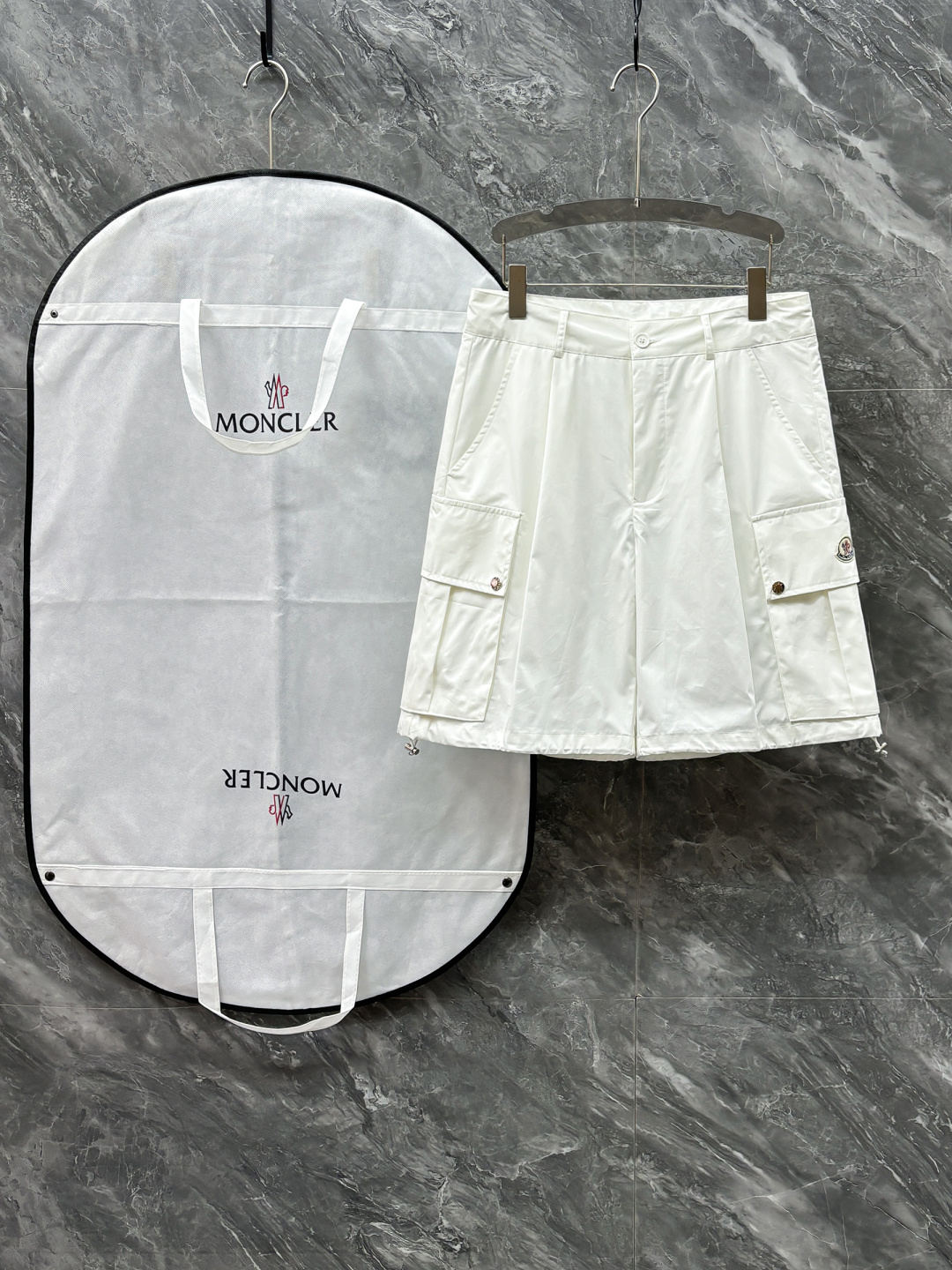 NO:692243,.Normal after-sales service. Normal returns and exchanges. 2026ss treasure-level shorts MONCLE* are covered. The first single release of spring and summer new products, chic and handsome high-end work shorts, logo label. The pockets on both sides are high-end and fashionable. The imported fabric texture is quite wide and comfortable. The original molded custom hardware buttons and the original fabric are customized. The iconic MONCLER logo embroidery on the pocket adds a finishing touch. The classic and unflattering version is handsome!  Super sexy upper body!  Age-reducing and handsome!  All three sizes: M-3XL, Moncler, shorts,19860909.正常售后.正常退换.2026ss宝藏级短裤 MONCLE* 蒙口 首单发春夏新品,潇洒帅气的高级单品工装短裤,logo标签 两侧口袋高级时髦,进口面料质感挺阔舒适,原版开模定制五金纽扣,定制原版面料 口袋上标志性MONCLER徽标彰绣平添了点睛之笔 , 经典不挑人版型巨帅 ！上身超飒！ 减龄帅气！三标齐 尺码:M-3XL,,Moncler,shorts,,Men's clothing