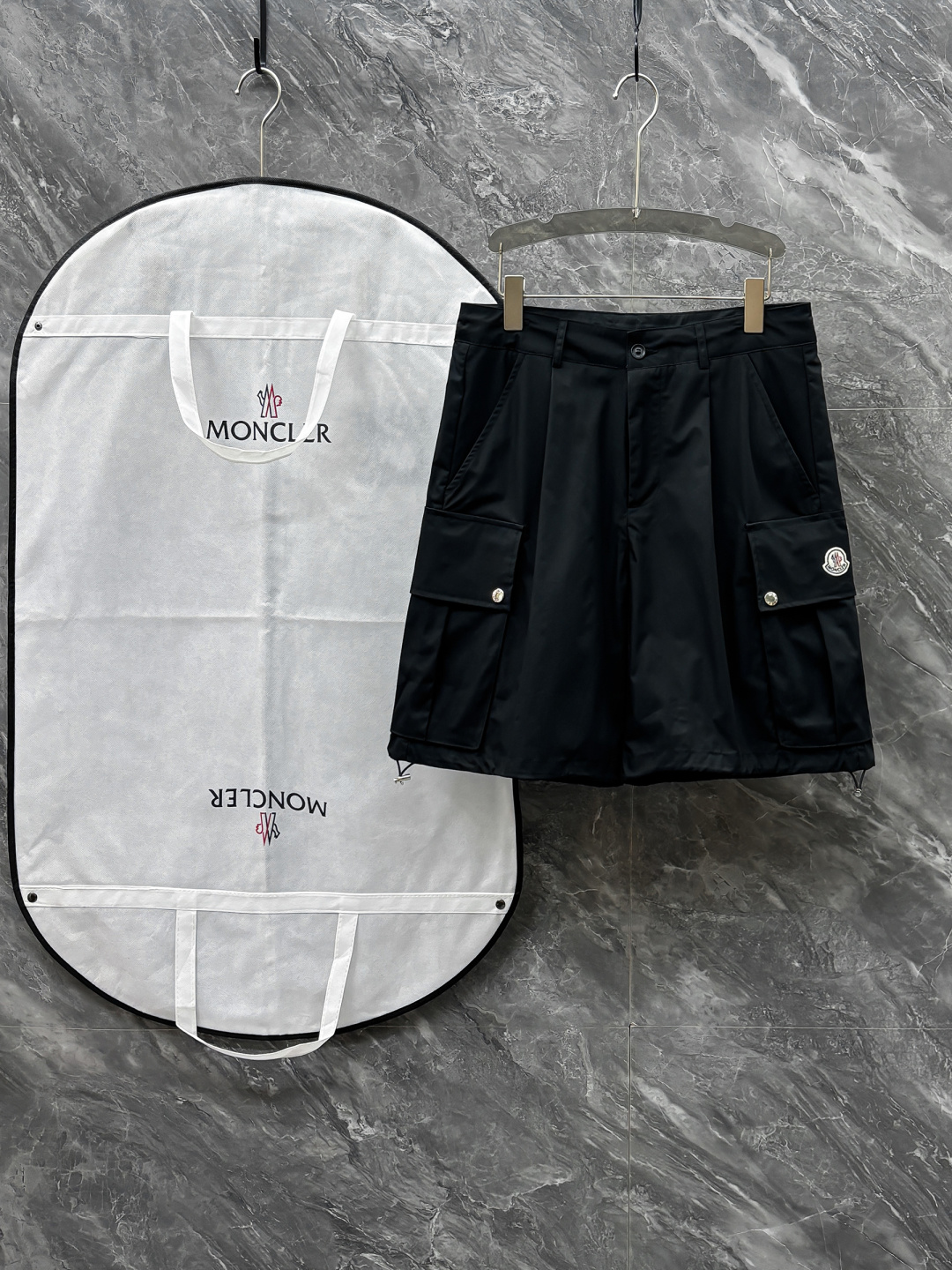 NO:150072,Treasure-grade shorts MONCLE* 25sS first single spring and summer new product, cool and handsome high-end single-piece work shorts, logo label, high-end and fashionable pockets on both sides, imported fabrics are quite spacious and comfortable, original mold-opening custom hardware buttons, customized original fabric The iconic MONCLER logo embroidery on the pocket adds the finishing touch, the classic and unpicked style is so handsome!  The upper body is super cool!  Reduce your age and be handsome!  Three sizes: M-3XL, christian louboutin, Moncler, shorts, alexander wang19860909宝藏级短裤 MONCLE* 蒙口 25sS首单发春夏新品,潇洒帅气的高级单品工装短裤,logo标签 两侧口袋高级时髦,进口面料质感挺阔舒适,原版开模定制五金纽扣,定制原版面料 口袋上标志性MONCLER徽标彰绣平添了点睛之笔 , 经典不挑人版型巨帅 ！上身超飒！ 减龄帅气！三标齐 尺码:M-3XL,,christian louboutin,Moncler,shorts,alexander wang,Men's clothing