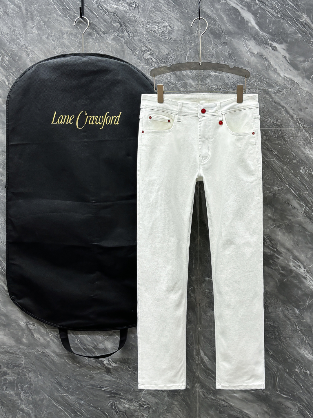 NO:150046,The ceiling in the denim. Rolls-Royce high-end beauty. No matter the fabric style, it is invincible. KITON# 25 Spring and summer original single men's fashion casual denim jeans, Hong Kong foreign company channel goods, high-end Japanese OEM production, heavy platinum-grade products, counter same channel orders, 8K !  Officially announced the style of painting album poster!  Predictable single items, a pair of jeans dominated by fabrics and craftsmanship, abandons the previous style and tone and takes the minimalist route. They are very pure and neat and clean, and the level of control in terms of dressing is not limited. They can be business or casual and fashionable, both solemn and harmonious, and have a full aura!  Customer-supplied high-quality imported denim original color fabric, specially selected Japanese Okayama pure 13oz ounce denim fabric, heavy environmentally friendly plant enzyme washing process, the texture has a light retro color, which is quite beautiful. The fabric is soft and delicate after washing, but has a strong bones and a little elastic, providing an excellent comfort experience, without any damage to the craft elements throughout the body, retaining the purest tannin color!  The details are impeccable, perfectly following the elements of the new season. The latest waist leather mark highlights the brand characteristics. Combined with elegant brand elements, it highlights the quality of the details. It is equipped with the iconic twisted buttons of the season, which adds a lot of visual points. It is fashionable and modern, and is very exquisite. It highlights the brand identity in the details and strongly reflects the overall luxury and high-end feeling!  The color matching is a classic and fashionable high-end counter color, with tough and capable lines, which meets the most popular color for men. It is very pure saturation gray, with perfect style and excellent hip lifting effect. It can easily sweep any top matching in the wardrobe. It has extensive compatibility and is satisfied with various daily outfits. It has a lot of upper body styles and must-have trousers for quality control and denim control!  Color blue Size 29 30 31 32 33 34 36 38,,jeans,alexander wang19860909牛仔里的天花板.劳斯莱斯 高端尤物 无论面料版型都无敌的纯在.KITON# 25 春夏原单男士时装休闲丹宁牛仔裤,香港洋行渠道货,高端日本代工出品,重磅白金级臻品,专柜同渠道订单,8K ！官宣画册海报穿搭款！ 可预测性的爆卖单品,以面料和工艺为主导的一款牛仔裤,摒弃了以往的风格与基调,走了极简的路线,非常纯粹且利落干净,穿搭性方面驾驭层次不受局限,即可商务也可休闲时髦,亦庄亦谐,自带满格气场！ 客供高级进口的丹宁原色面料,特选日本冈山纯正13oz 盎司牛仔布料,重磅环保植物酵素水洗工艺,肌理有着淡淡的复古色彩,相当漂亮,面料经过水洗后柔软细腻,但筋骨感极强,且略带弹力,提供了绝佳的舒适体验,通身无任何工艺元素破坏,保留了最纯粹的丹宁本色！ 细节无可挑剔,完美沿袭了新一季的元素,最新的腰部皮标彰显了品牌特质,结合优雅的品牌元素,凸显了细节之品质感,搭载当季标志性扭曲纽扣,视觉方面加分不少,时髦而摩登,非常精湛,于细节之处即彰显了品牌身份又强烈体现出整体的奢华与高级感！ 配色属于经典时尚高级专柜色,硬朗干练的线条,符合男性最为心头好的色调,非常纯粹的饱和度灰,版型剪裁完美,提臀修身效果绝佳,可轻松横扫衣橱任何的上装搭配,兼容性广泛,满足于日常各种穿搭,上身型款十足,于品质控及牛仔迷控者必入型裤装！ 颜色蓝色 尺码29 30 31 32 33 34 36 38,,jeans,alexander wang,Men's clothing