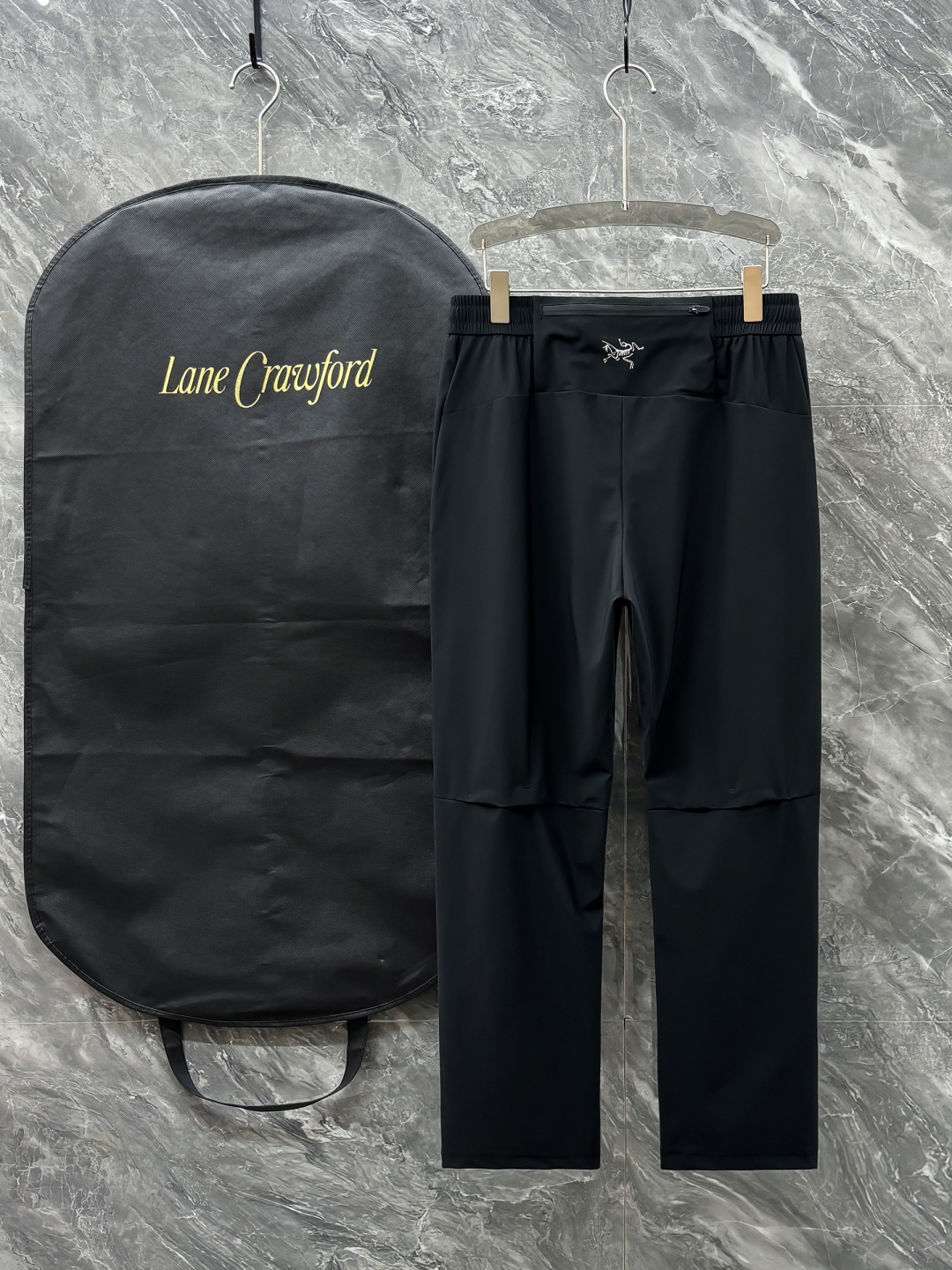 NO:150053,ARCTER*X Original Archaeological Bird 2025 spring and summer new casual sports style casual pants, outdoor brands may first think of Canadian goose and Archaeological Bird. It gives people a feeling of trying out the label!  In addition to having great attainments in style design, the most obvious or most expert should be to have deeper and unique insights and attainments in fabrics. Through continuous structural research and problem-solving, and characterized by unique research on fabrics, these alone are enough to support it to become the first-rate new logo brand image in the clothing manufacturing industry. This fabric feels smooth and soft, and has both natural beauty and comfort. The large body style is cut cleanly and cleanly, and the fabric shows a different hazy structural beauty. The fabric and its skills test the workers, which can be smooth and smooth without wrinkles, are really a test of the handmade worker!  Make the overall clean and neat, without leaving a trace of thread. Nowadays, men who pursue life are more refined in life, size M-3XL, arc'teryx,  19860909ARCTER*X始*祖鸟 2025春夏新款休闲运动风格休闲裤,户外品牌可能大家第一想到的就是加拿大鹅、始祖鸟.给人一种标签试的感觉！除了在款式设计上颇有造诣之外,最明显或者说最为拿手的,应该就是在面料上的拥有更深独特见解跟造诣了.通过不断地结构研究和问题处理,在以面料独特研究为特征,仅凭这些就已经足以支撑其成为服装制造行业中,首屈可数的新标志品牌形象.此款面料手感细滑柔软,同时兼具自然美感跟舒适度.大身上版型裁剪简洁干净,面料上显现出了不一样朦胧的结构性美感来.面料及其考验工人的技术,能做到平整服帖又不起皱,真的是很考验每位师傅的手工制作！使得整体干净利索,不留一丝线头.现在对于生活有所追求的男性也在生活中更为精致,尺码M-3XL,arc'teryx, ,Men's clothing