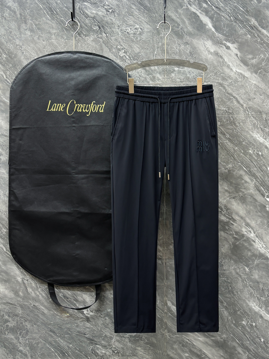 NO:150059,MIUMIU 2025 early spring new style. The imported fabric style is simple and versatile, not picky about people and full of details!  But it doesn't look too high-profile. The upper body is handsome and stylish, and the tone is full of style. The waist workmanship, overall tailoring, the upper body effect are impeccable, and the style is excellent. Whether it is at work or leisure, it can be perfectly controlled. Color black khaki size M-3XL, miumiu, alexander wang19860909MIUMIU 2025早春新款.进口面料款式简约百搭款,不挑人穿,细节感十足！但也不会显得过于高调.上身帅气有型,腔调十足.腰头的做工,整体的剪裁,上身效果都无可挑剔,版型超赞；无论是上班还是休闲,都可以完美驾驭. 颜色黑色 卡其 码数M-3XL,,miumiu,alexander wang,Men's clothing